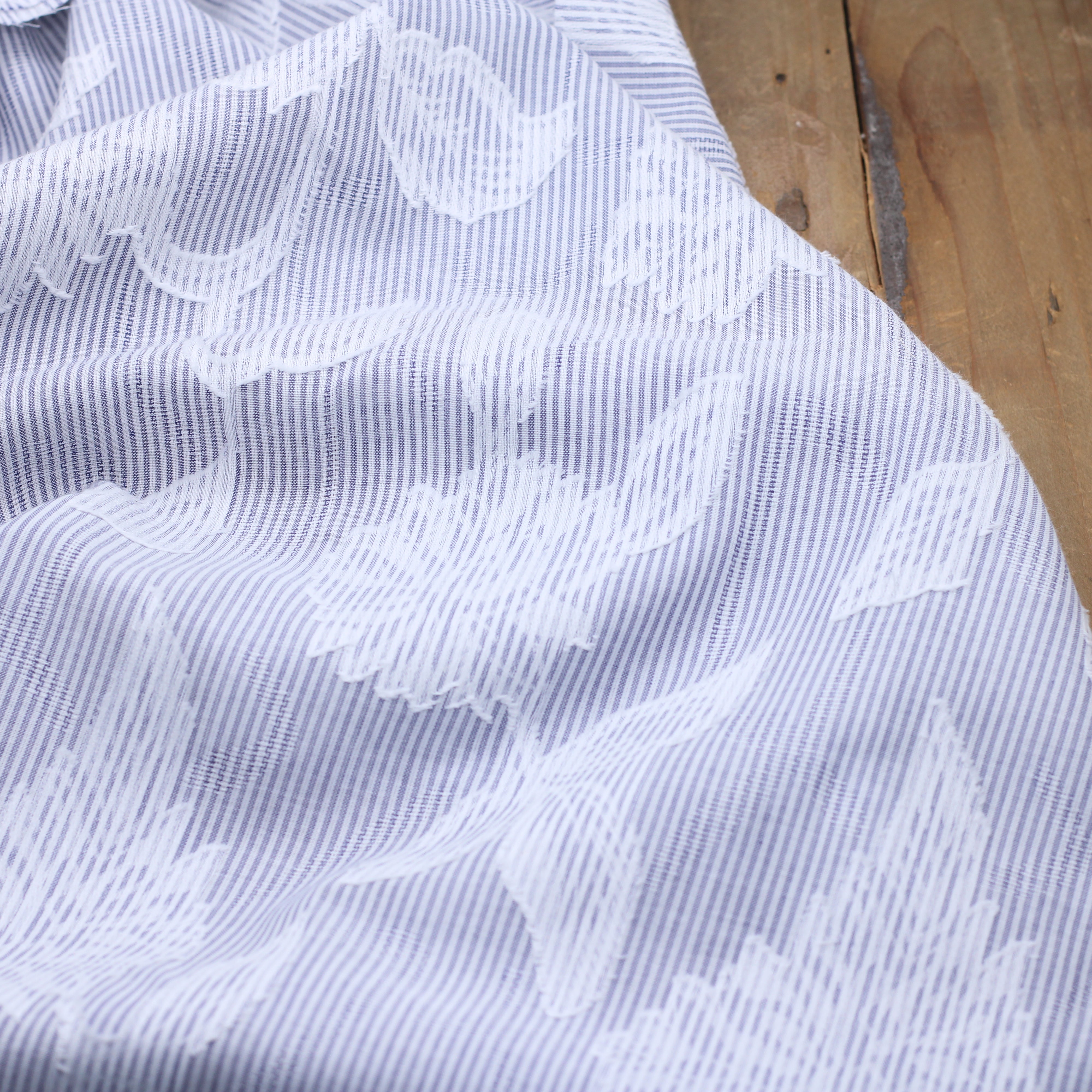 Tissu voile de coton brodé RAYE/FLEURI - Blanc Bleu marine - (Vendu x10cm)