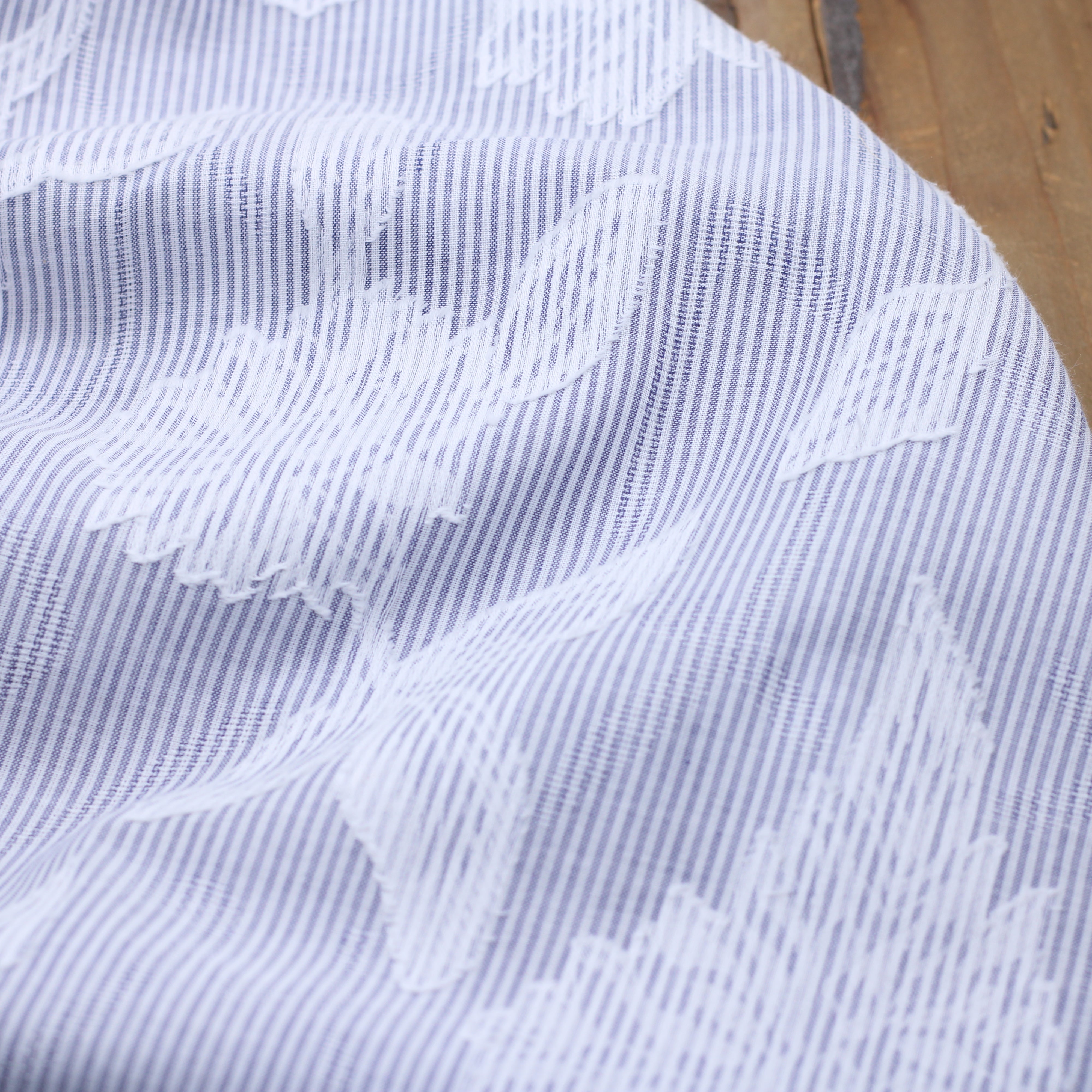 Tissu voile de coton brodé RAYE/FLEURI - Blanc Bleu marine - (Vendu x10cm)