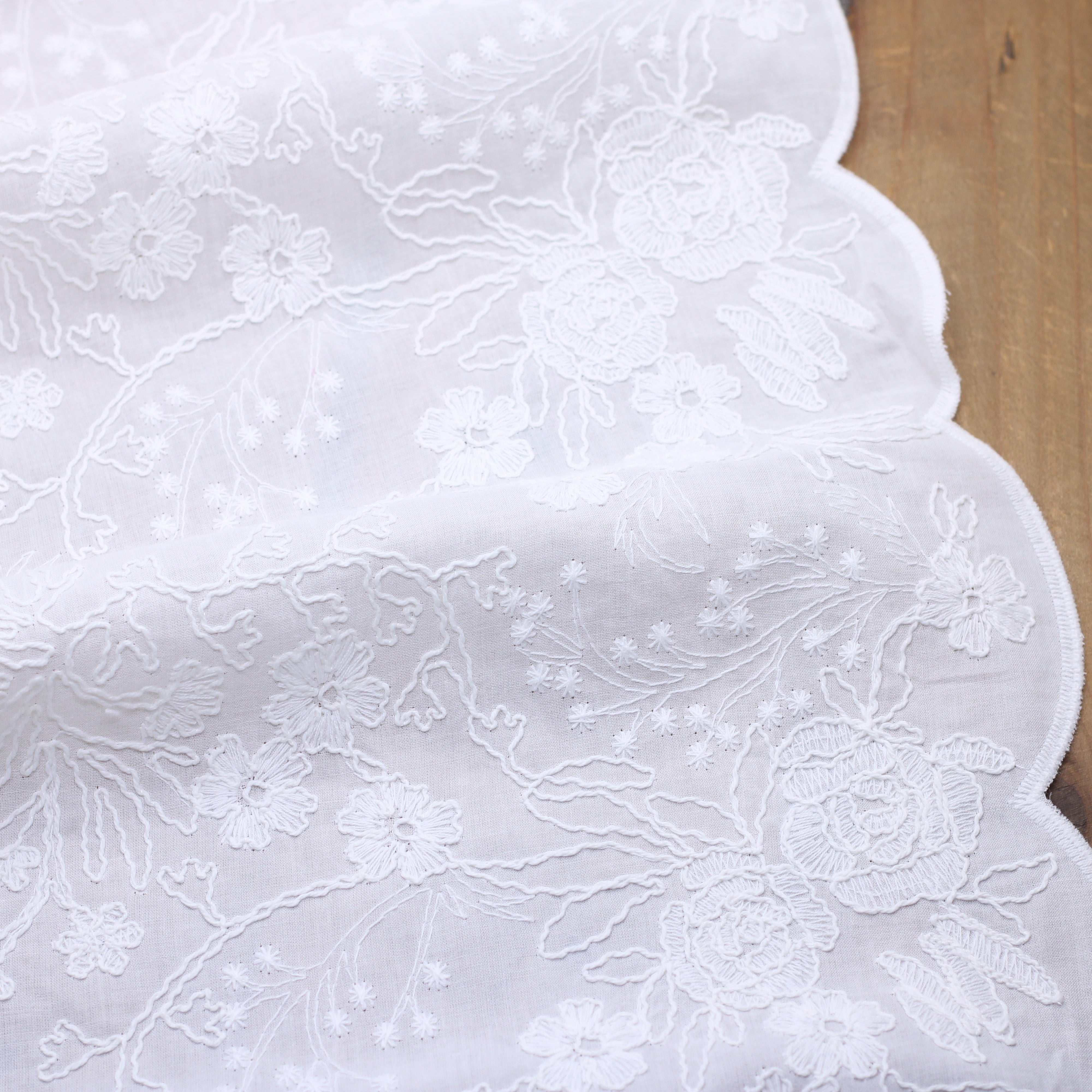 Tissu coton brodé et festonné - ABBI - Blanc/Blanc cassé (Vendu x10cm)