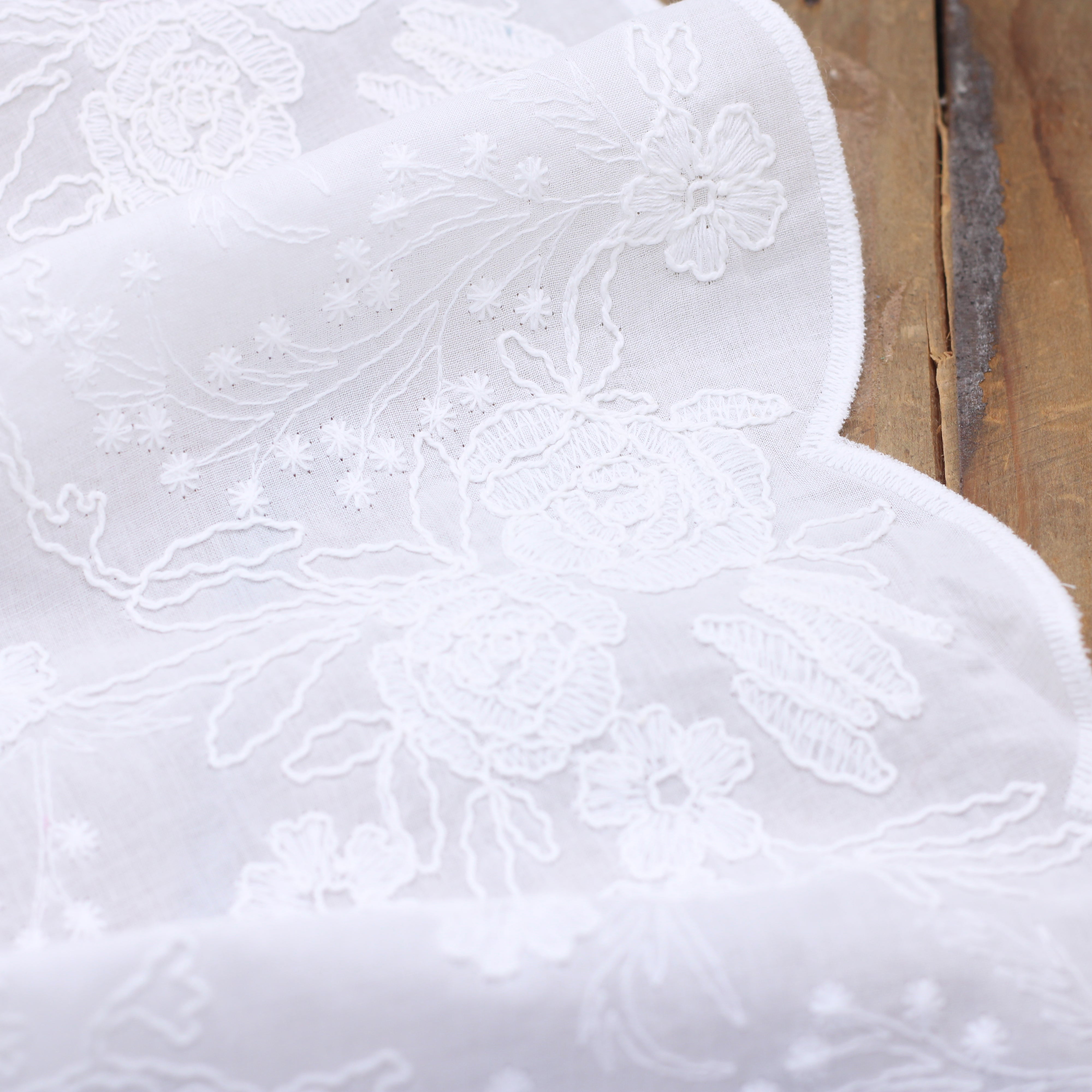 Tissu coton brodé et festonné - ABBI - Blanc/Blanc cassé (Vendu x10cm)