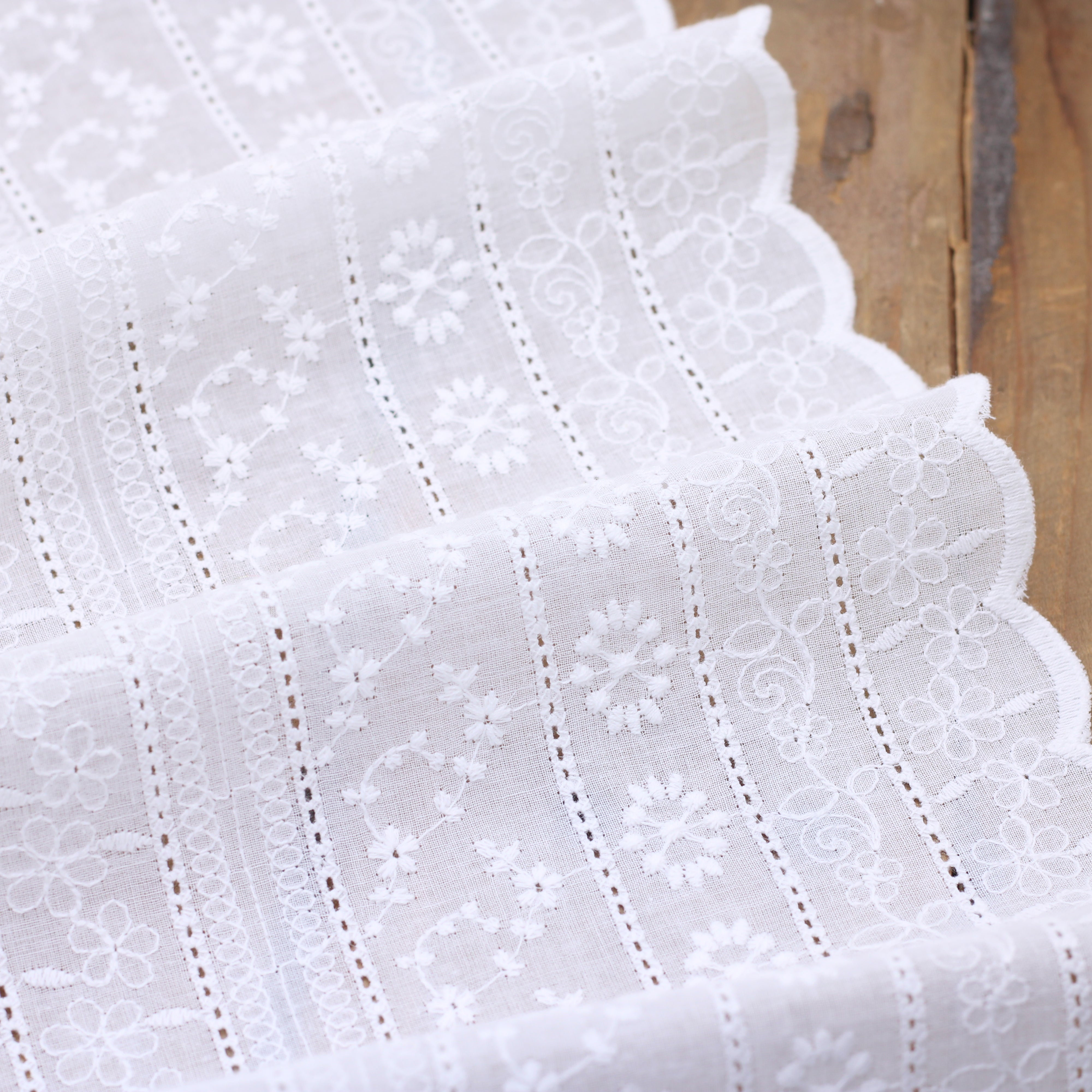 Tissu coton brodé festonné - Broderie Anglaise - LILIAH - Blanc (Vendu x10cm)