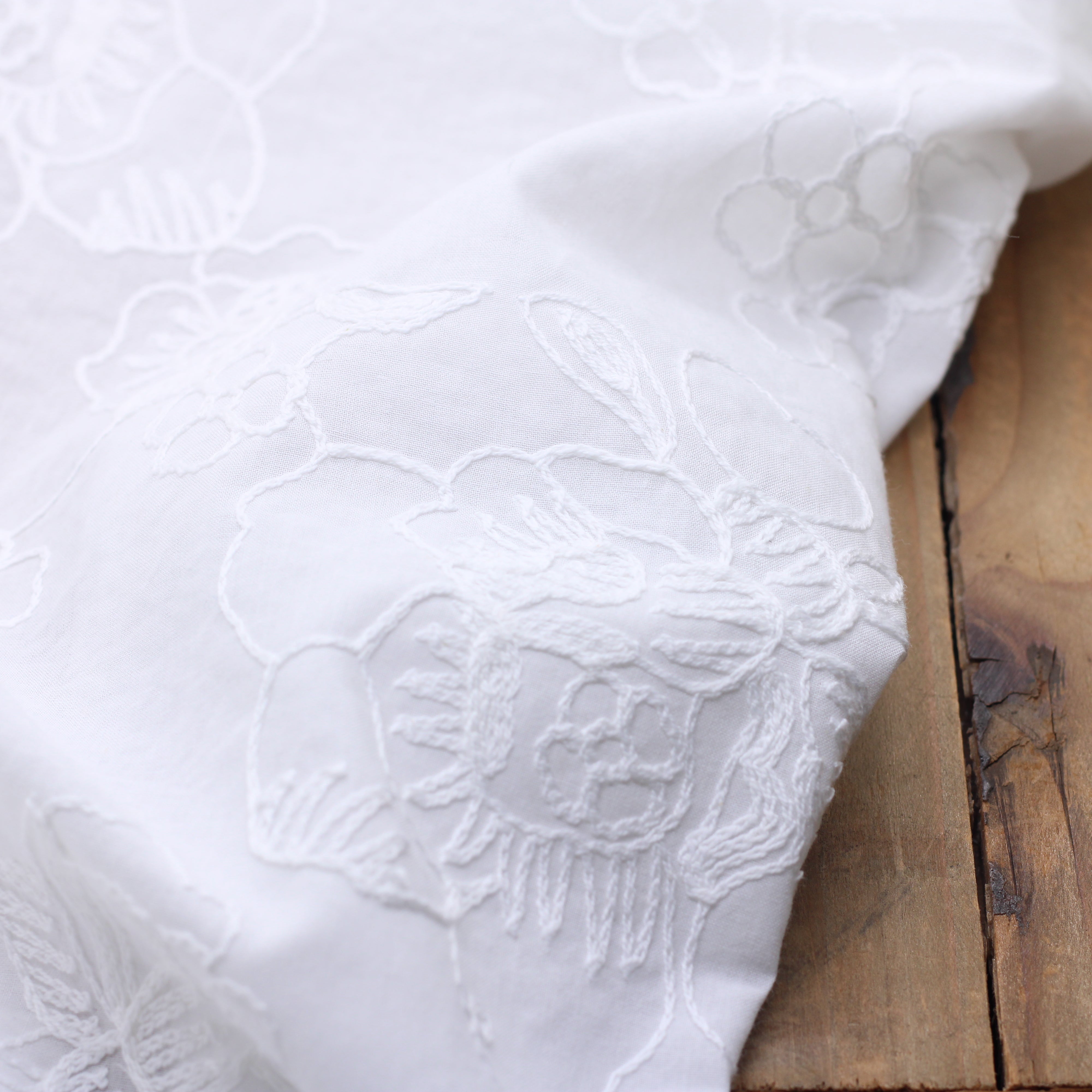 Tissu coton brodé et festonné - ANNAH - Blanc/Blanc cassé (Vendu x10cm)