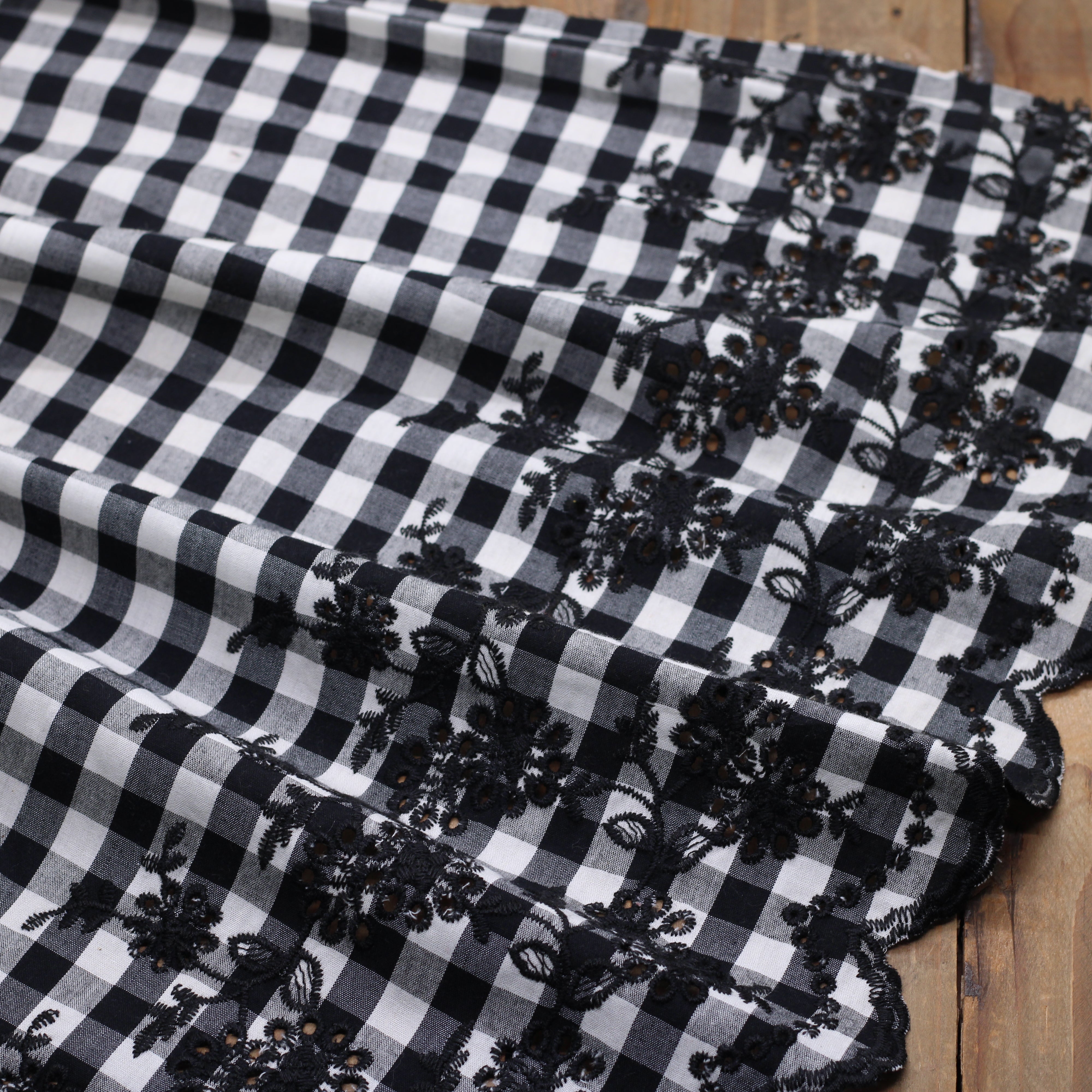 Tissu popeline coton VICHY Brodé fleuri festonné - NOIR/ECRU (Vendu x10cm)