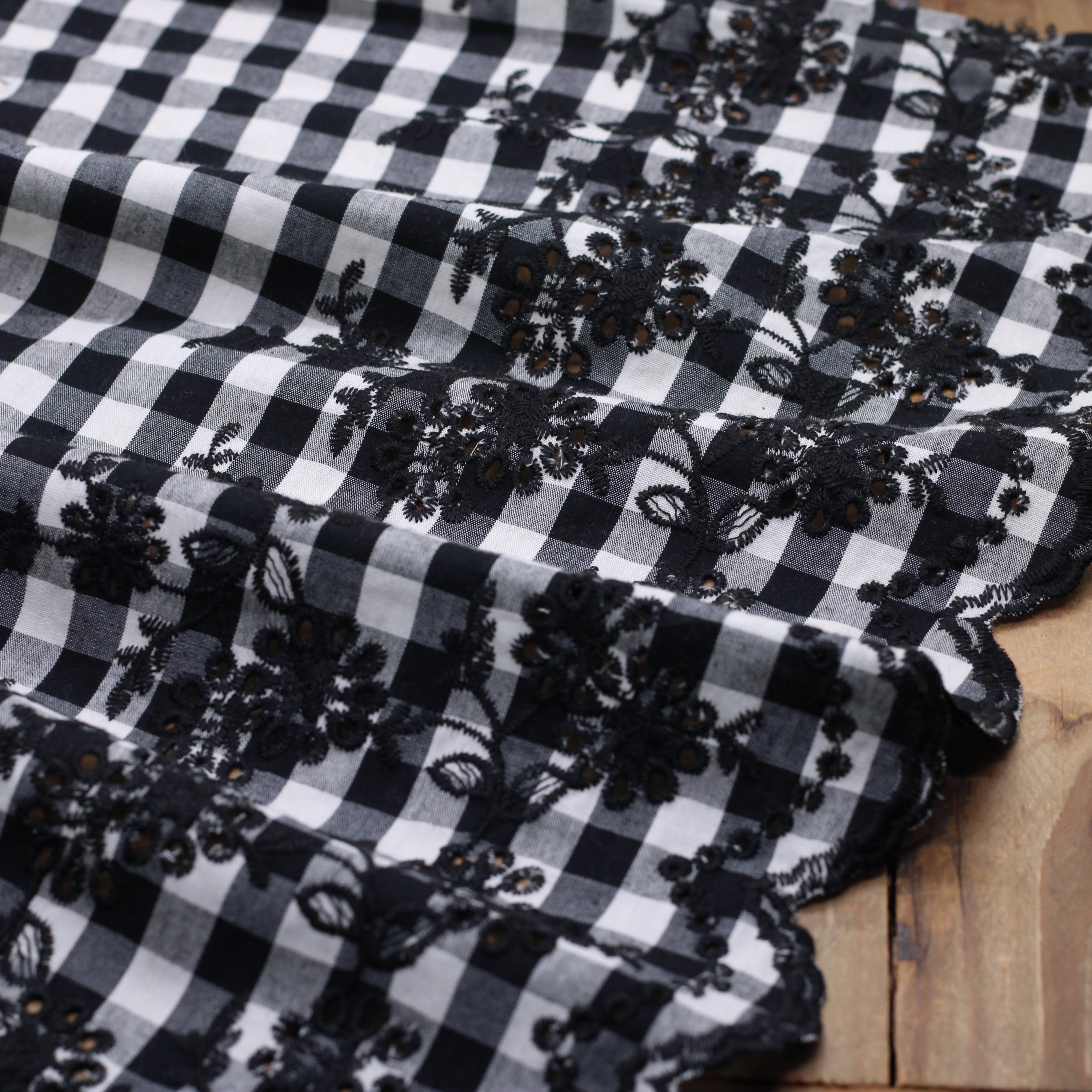 Tissu popeline coton VICHY Brodé fleuri festonné - NOIR/ECRU (Vendu x10cm)