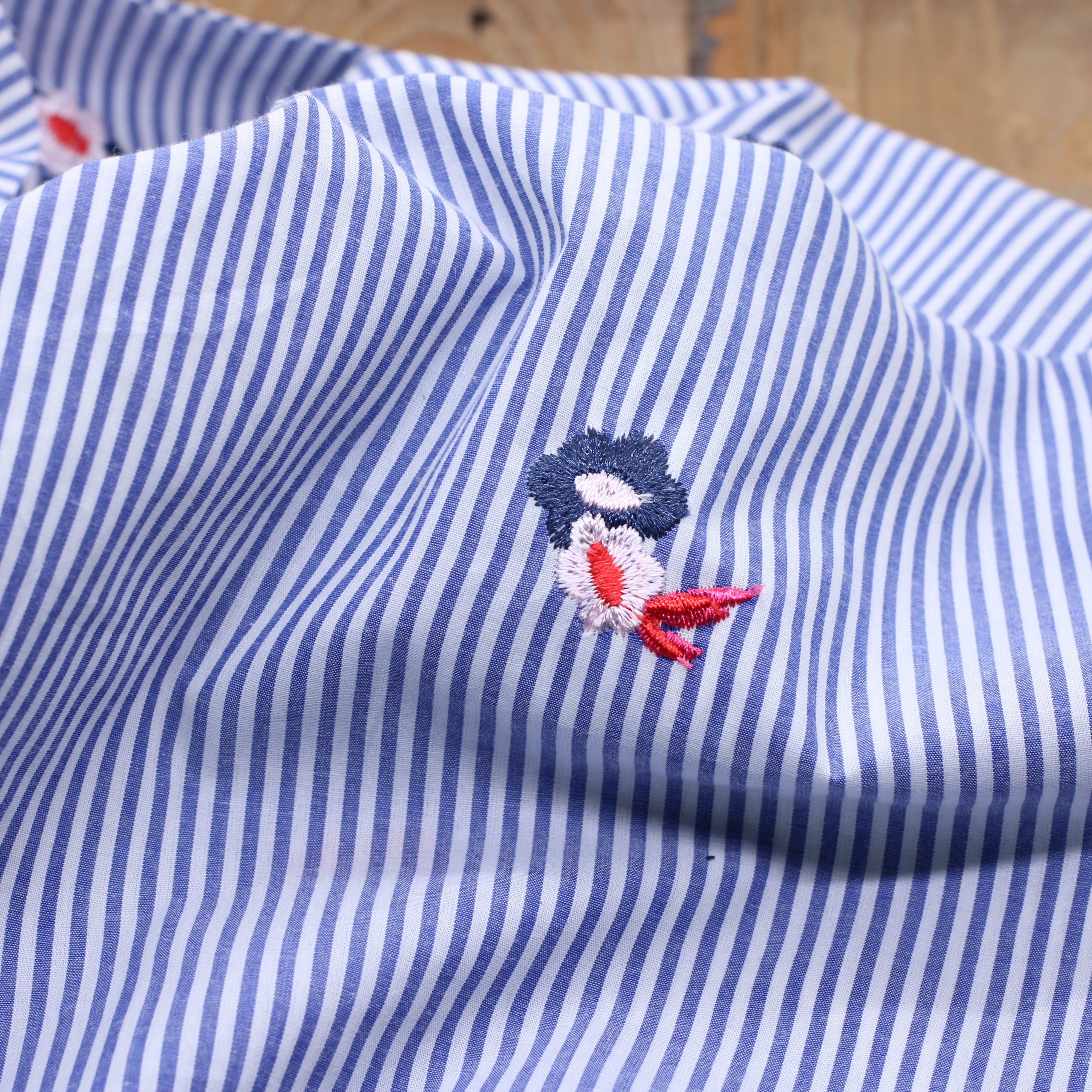 Tissu popeline de coton brodé FLEURI - Blanc Bleu Rouge- (Vendu x10cm)