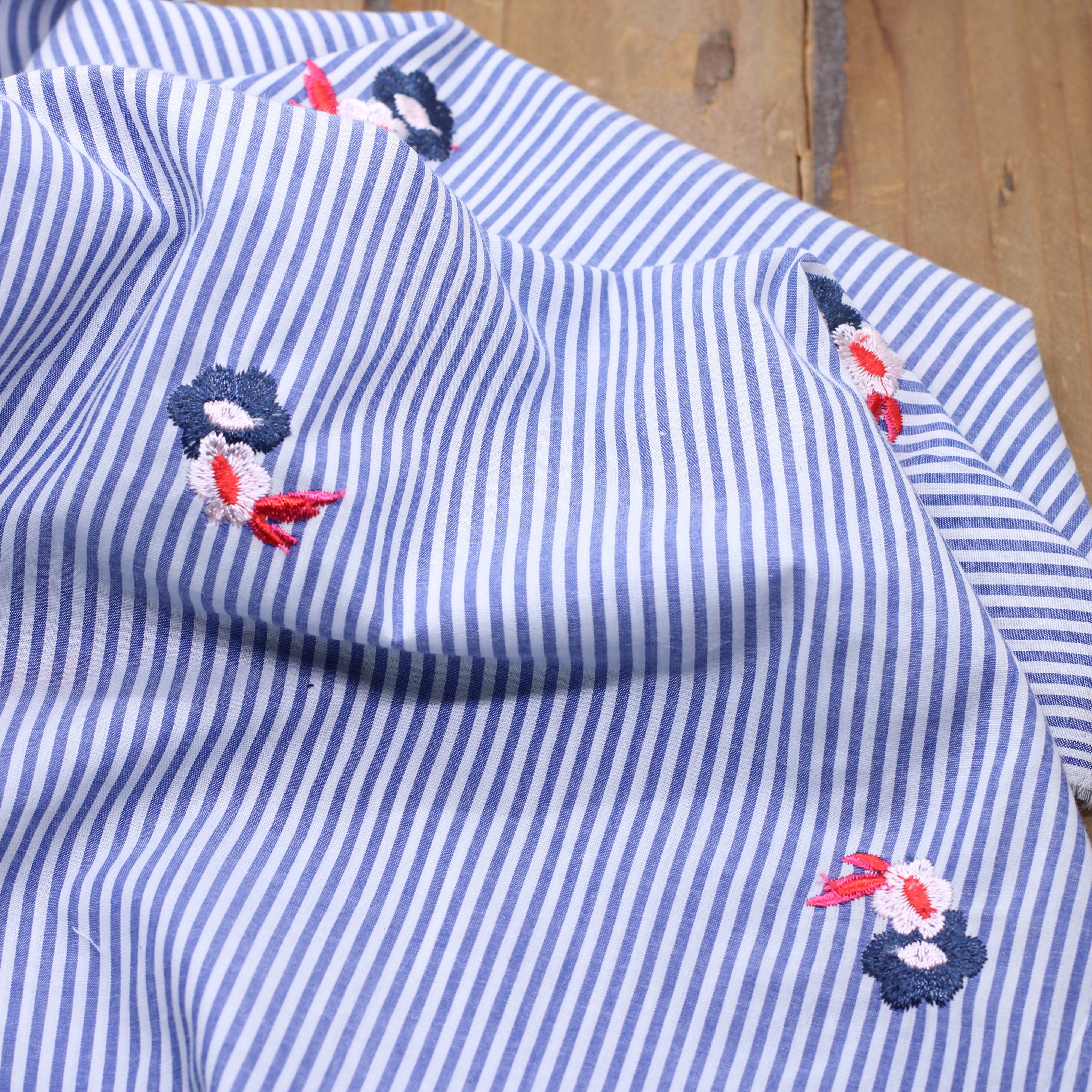 Tissu popeline de coton brodé FLEURI - Blanc Bleu Rouge- (Vendu x10cm)