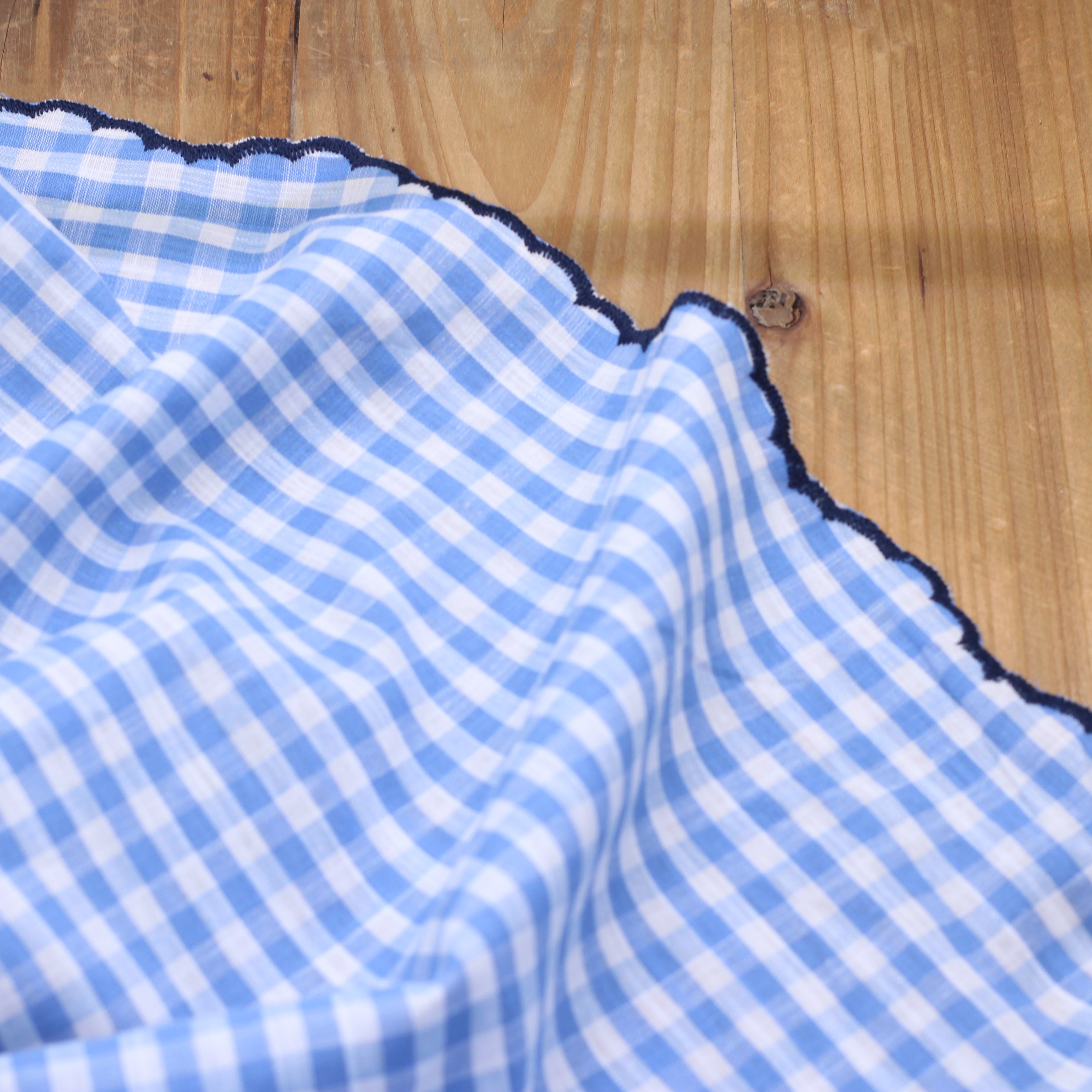 Tissu popeline coton VICHY Brodé fleuri festonné - Bleu/Bleu marine (Vendu x10cm)