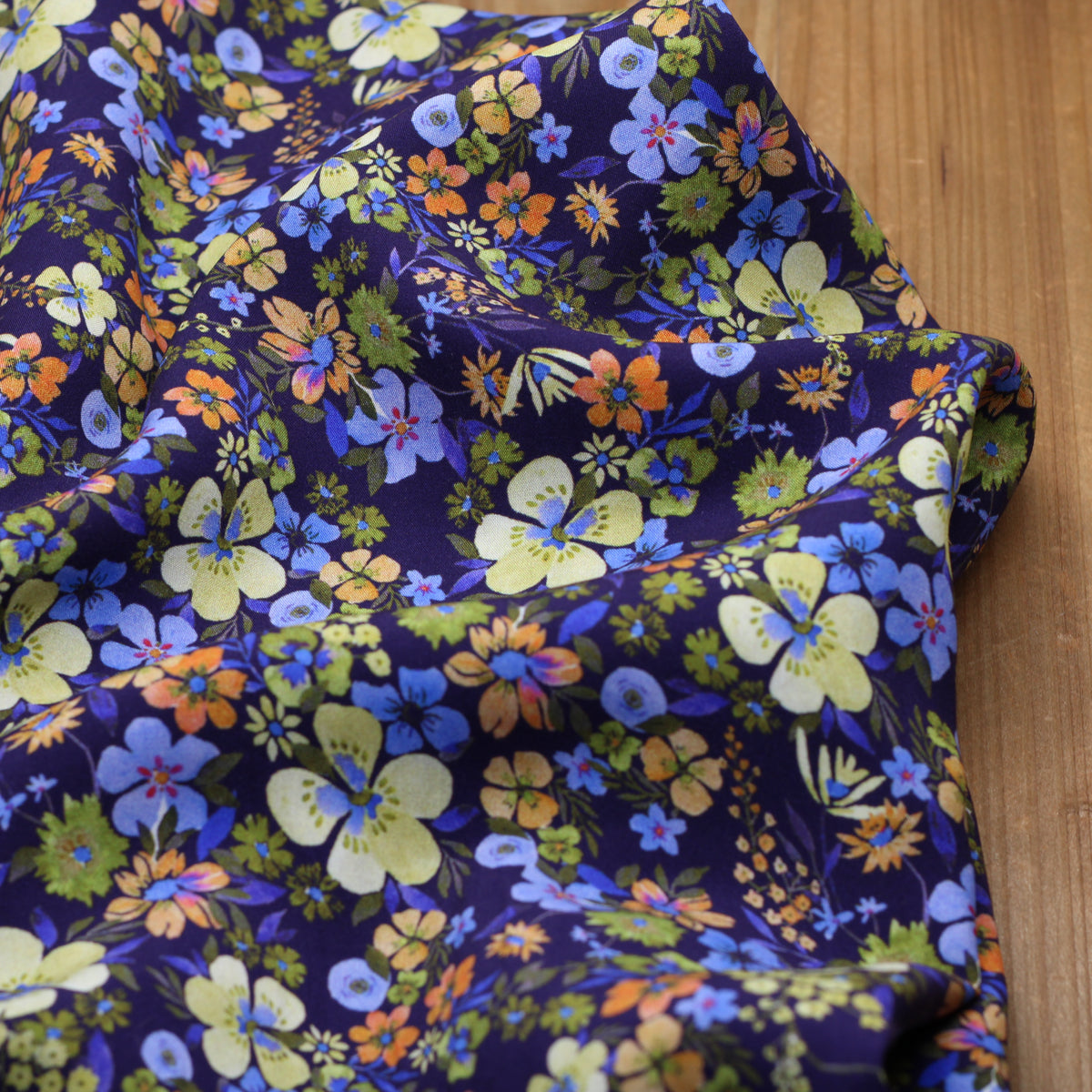 Tissu Viscose fleurie - GREENY - Bleu marine (vendu x10cm)