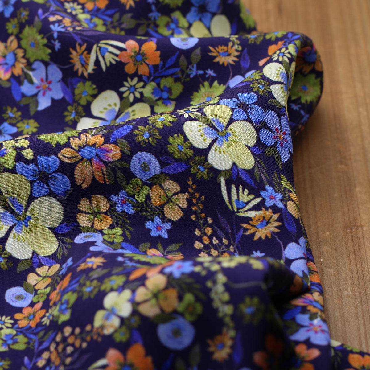 Tissu Viscose fleurie - GREENY - Bleu marine (vendu x10cm)