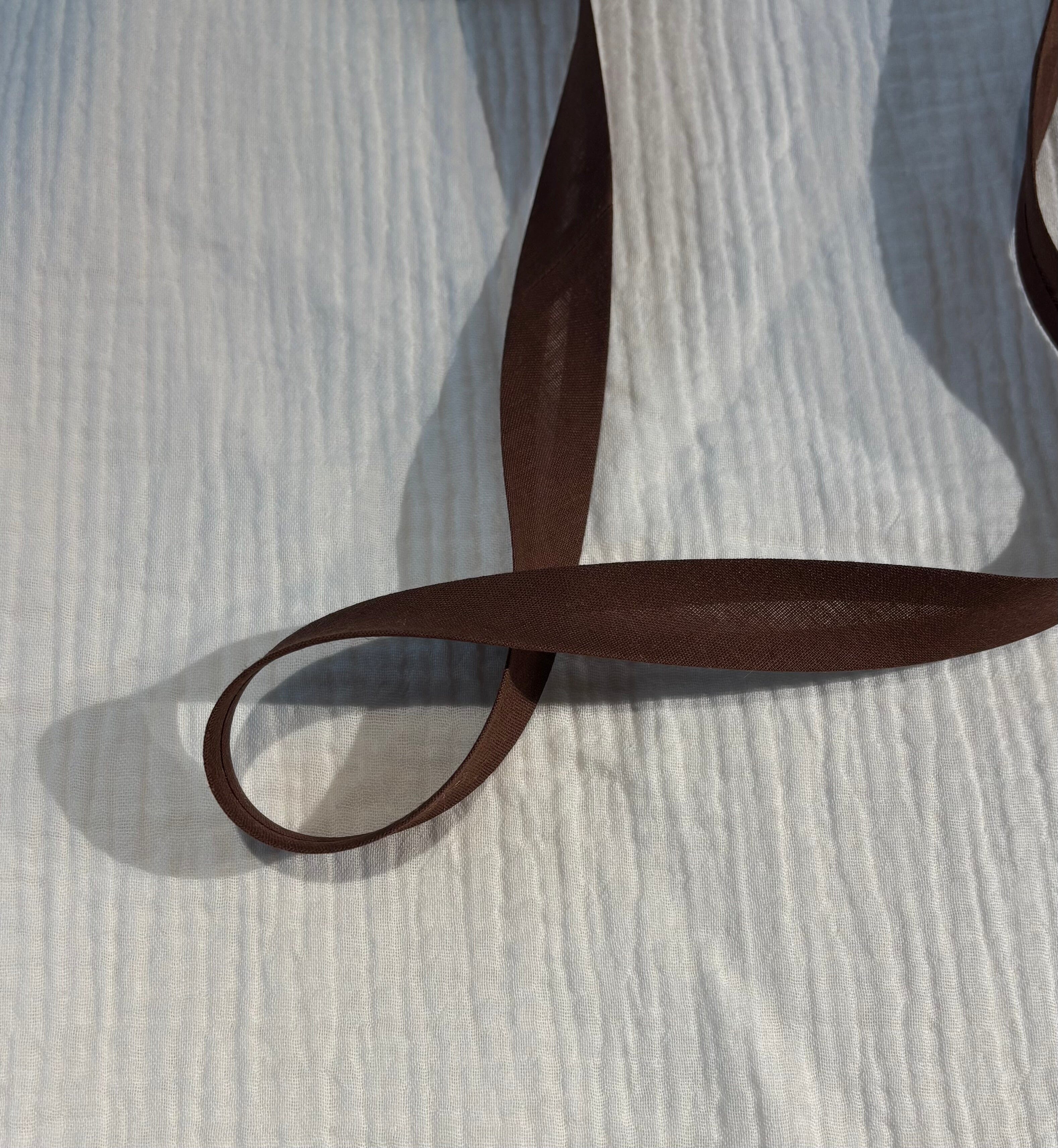 Biais Polycoton uni Marron 20mm COL:988 (Vendu X10cm) Mercerie Sélection Gaspard & Léonie | Gaspard et Léonie Tissus en ligne et Mercerie à Toulouse