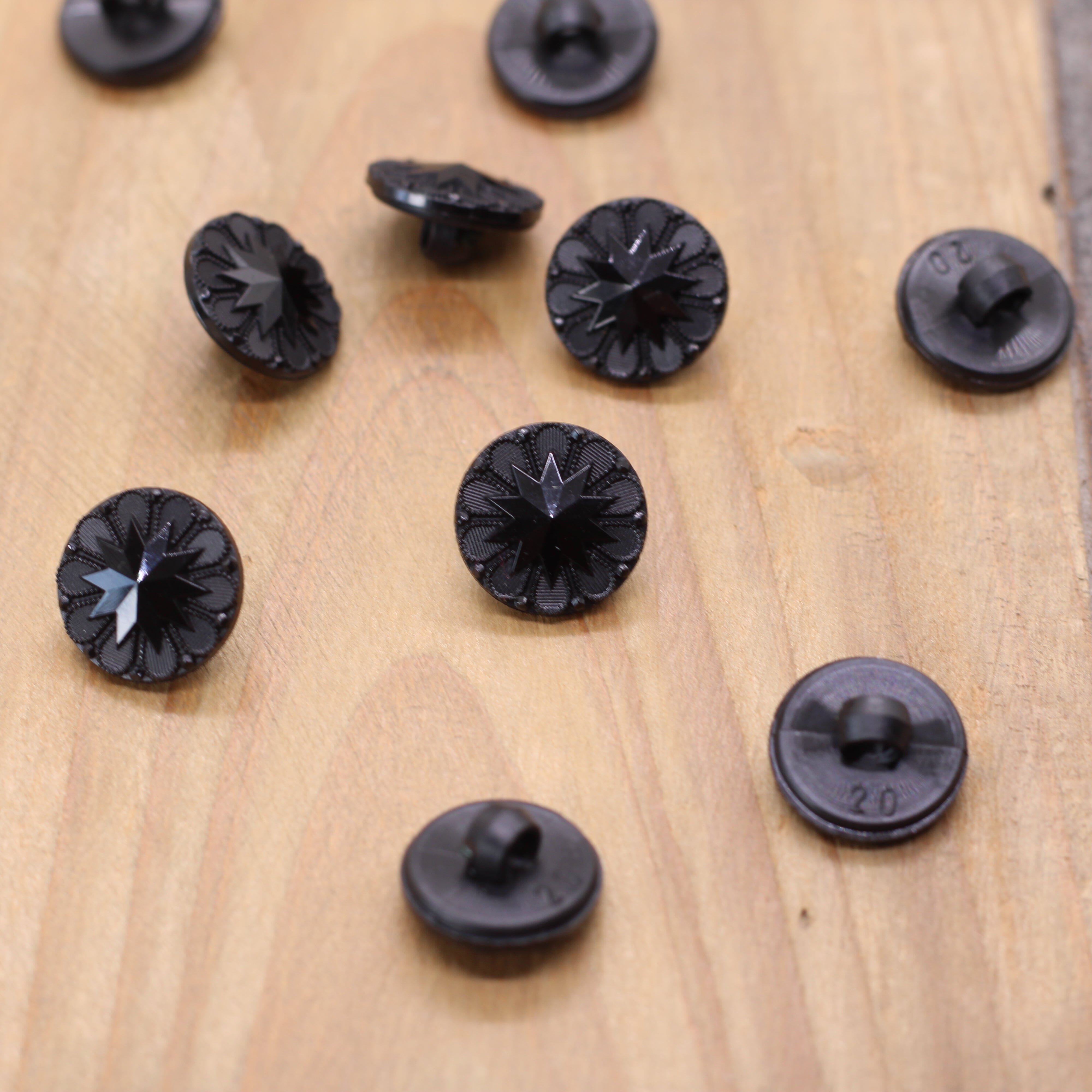 Bouton brillants noir 12mm STARS - Noir Mercerie Sélection Gaspard & Léonie | Gaspard et Léonie Tissus en ligne et Mercerie à Toulouse
