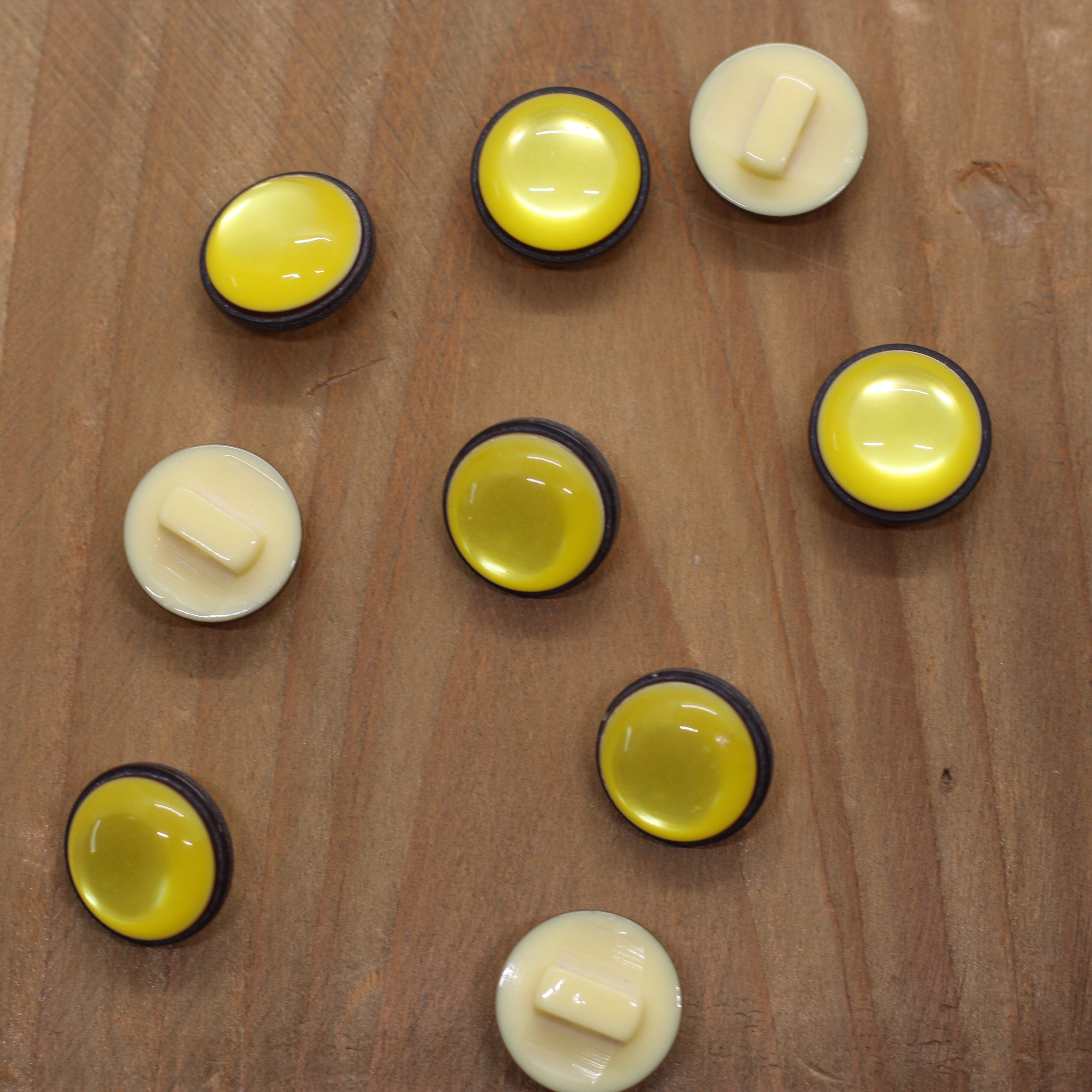 Bouton LEMON 12mm- Jaune/Noir Mercerie Sélection Gaspard & Léonie | Gaspard et Léonie Tissus en ligne et Mercerie à Toulouse