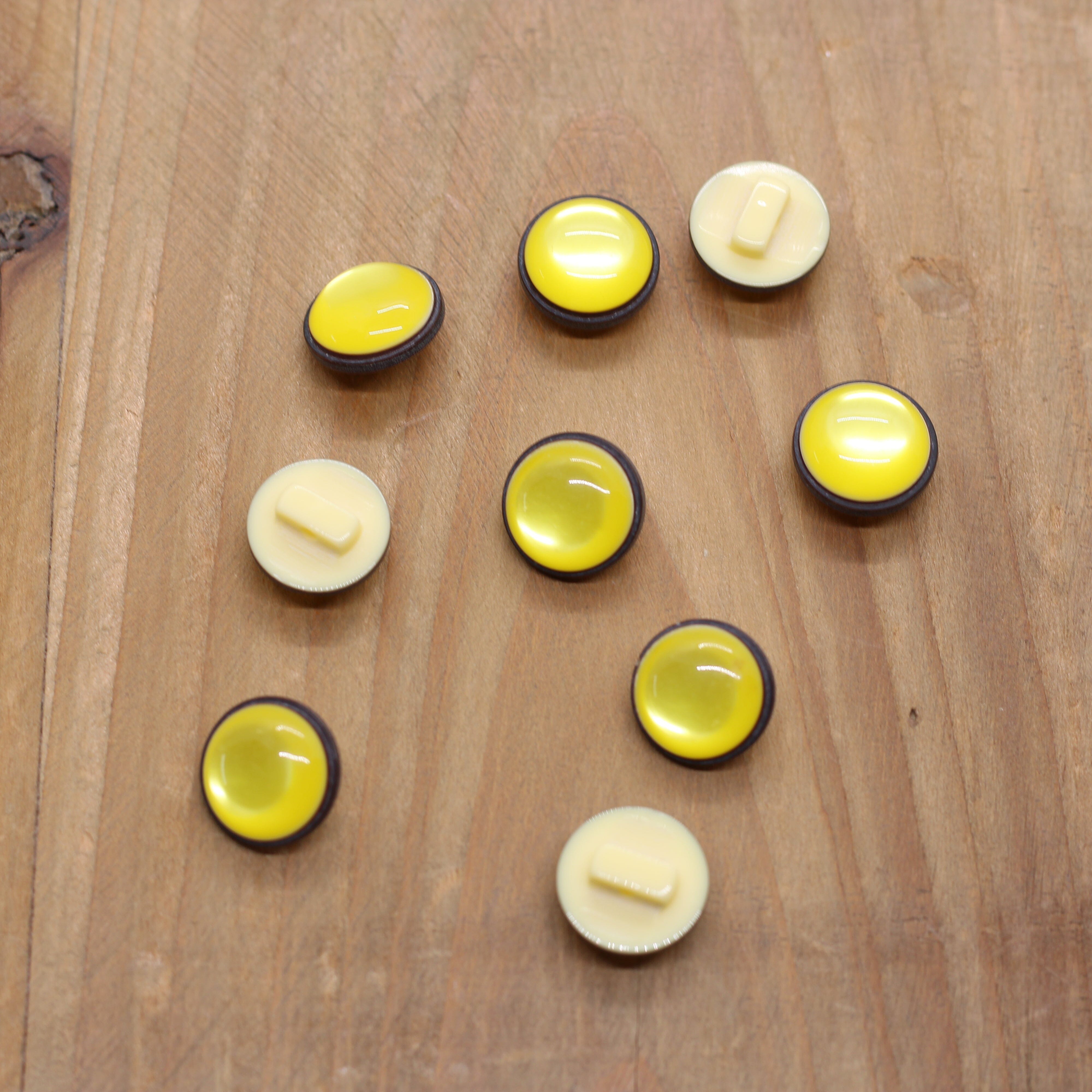Bouton LEMON 12mm- Jaune/Noir Mercerie Sélection Gaspard & Léonie | Gaspard et Léonie Tissus en ligne et Mercerie à Toulouse