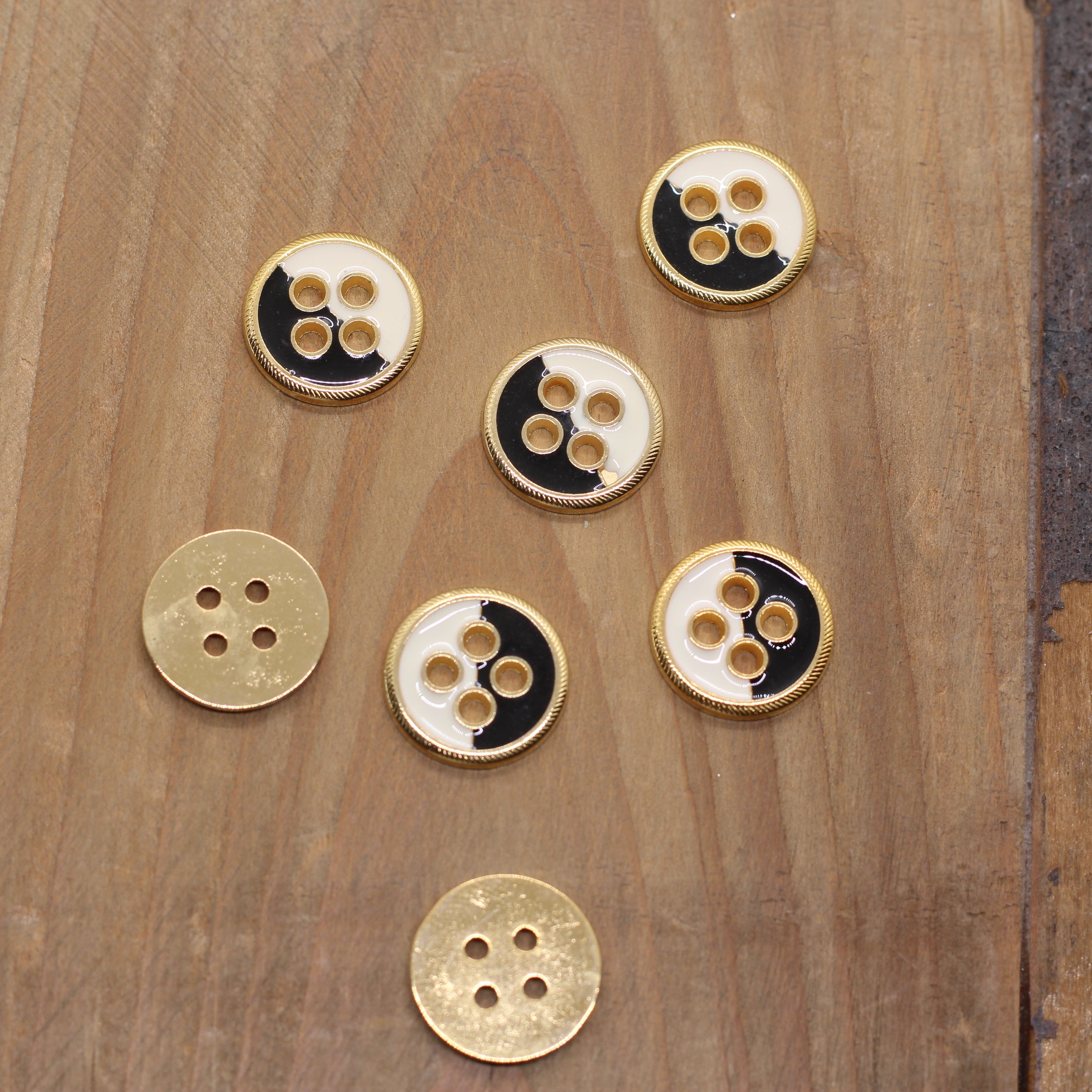 Bouton Métallique 15mm Doré émaillé Vintage - Noir/Créme Mercerie Sélection Gaspard & Léonie | Gaspard et Léonie Tissus en ligne et Mercerie à Toulouse