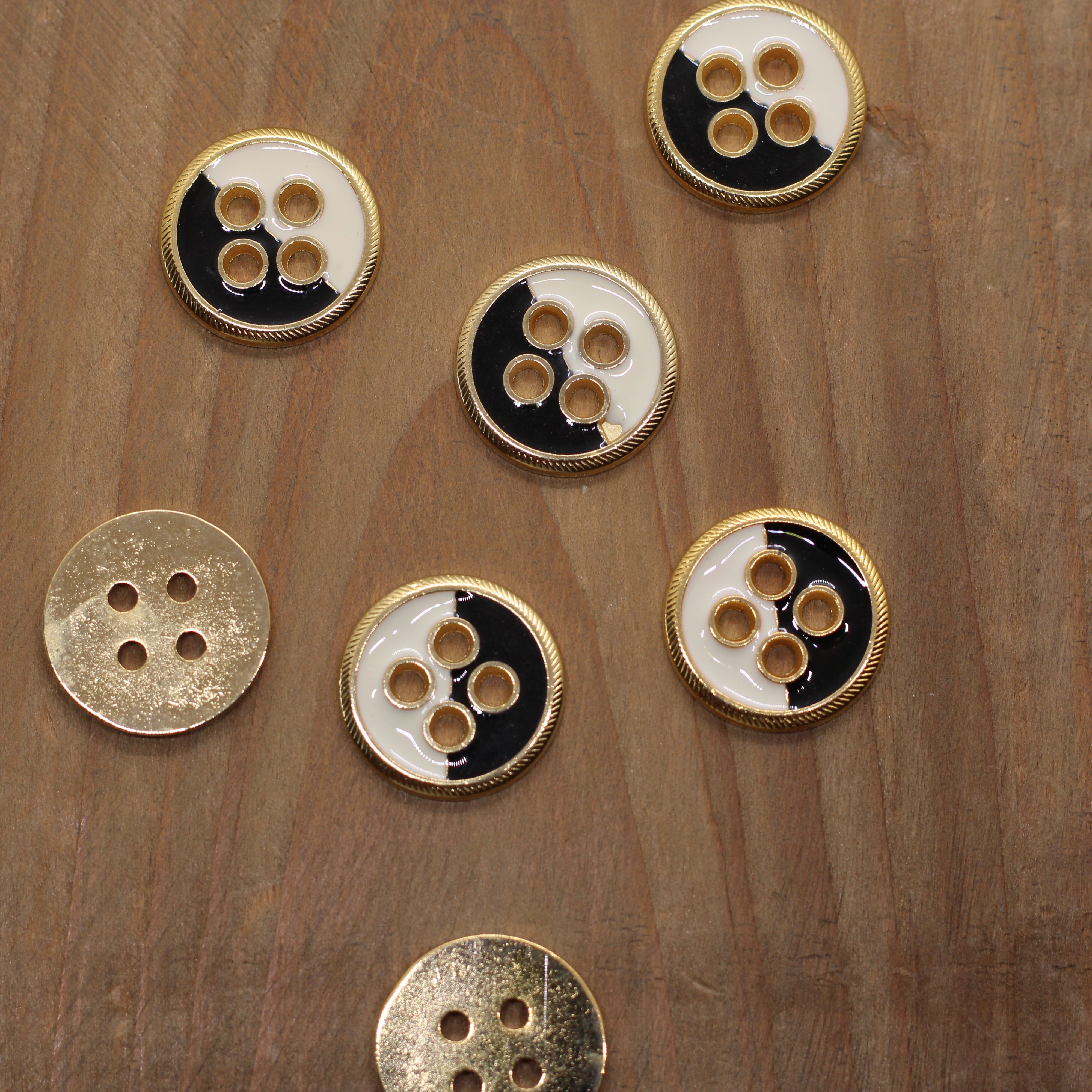 Bouton Métallique 15mm Doré émaillé Vintage - Noir/Créme Mercerie Sélection Gaspard & Léonie | Gaspard et Léonie Tissus en ligne et Mercerie à Toulouse