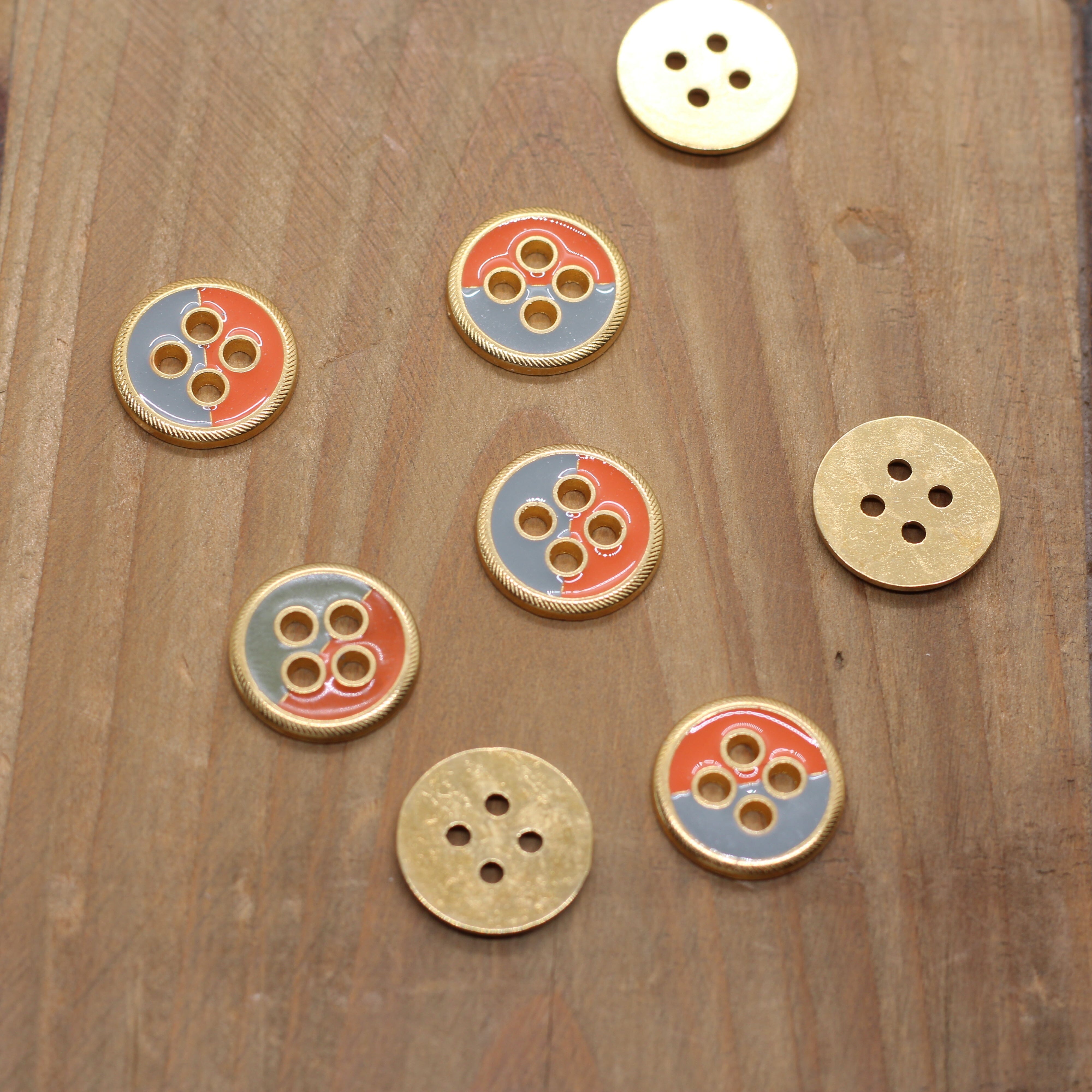 Bouton Métallique 15mm Doré émaillé Vintage - Orange/Gris Mercerie Sélection Gaspard & Léonie | Gaspard et Léonie Tissus en ligne et Mercerie à Toulouse