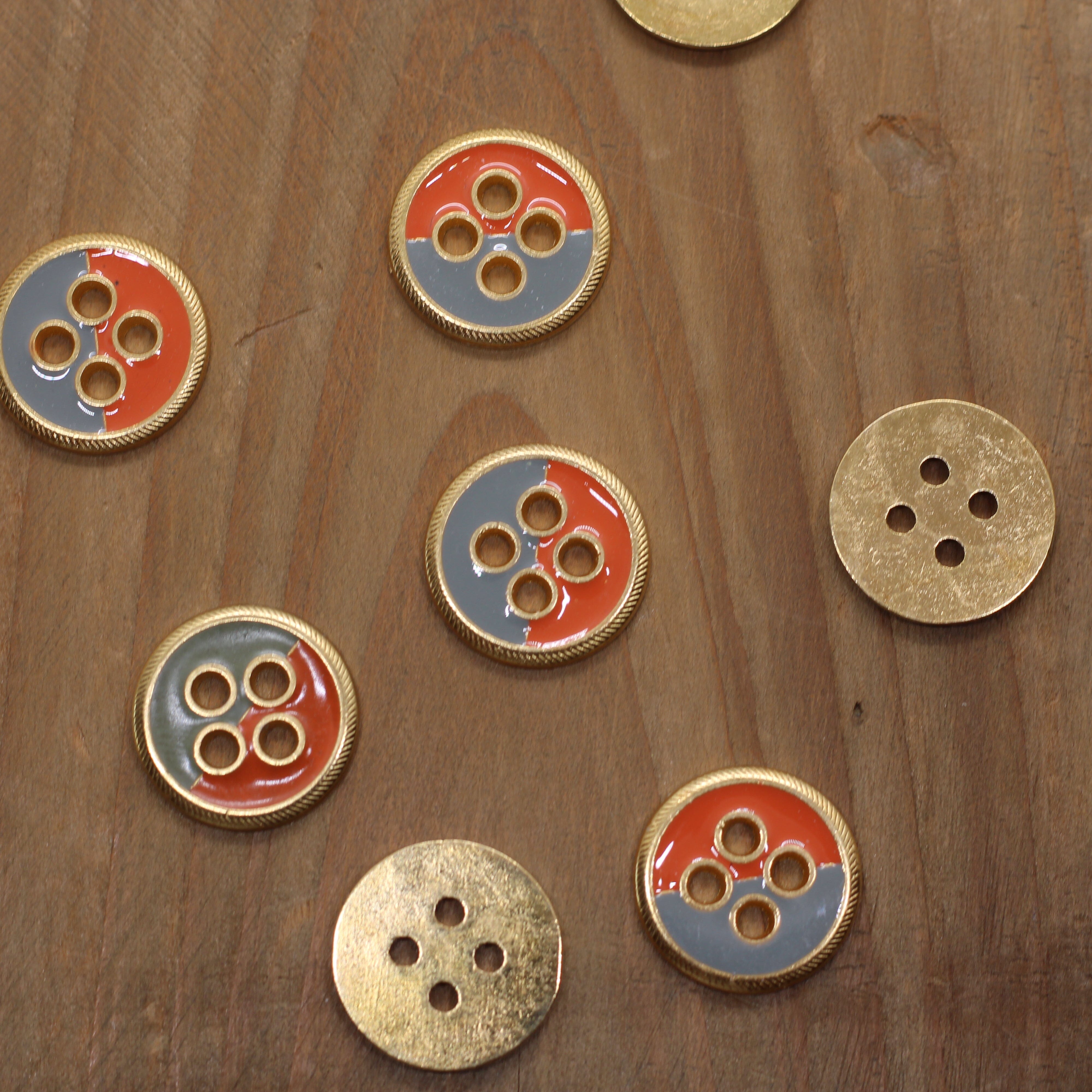 Bouton Métallique 15mm Doré émaillé Vintage - Orange/Gris Mercerie Sélection Gaspard & Léonie | Gaspard et Léonie Tissus en ligne et Mercerie à Toulouse