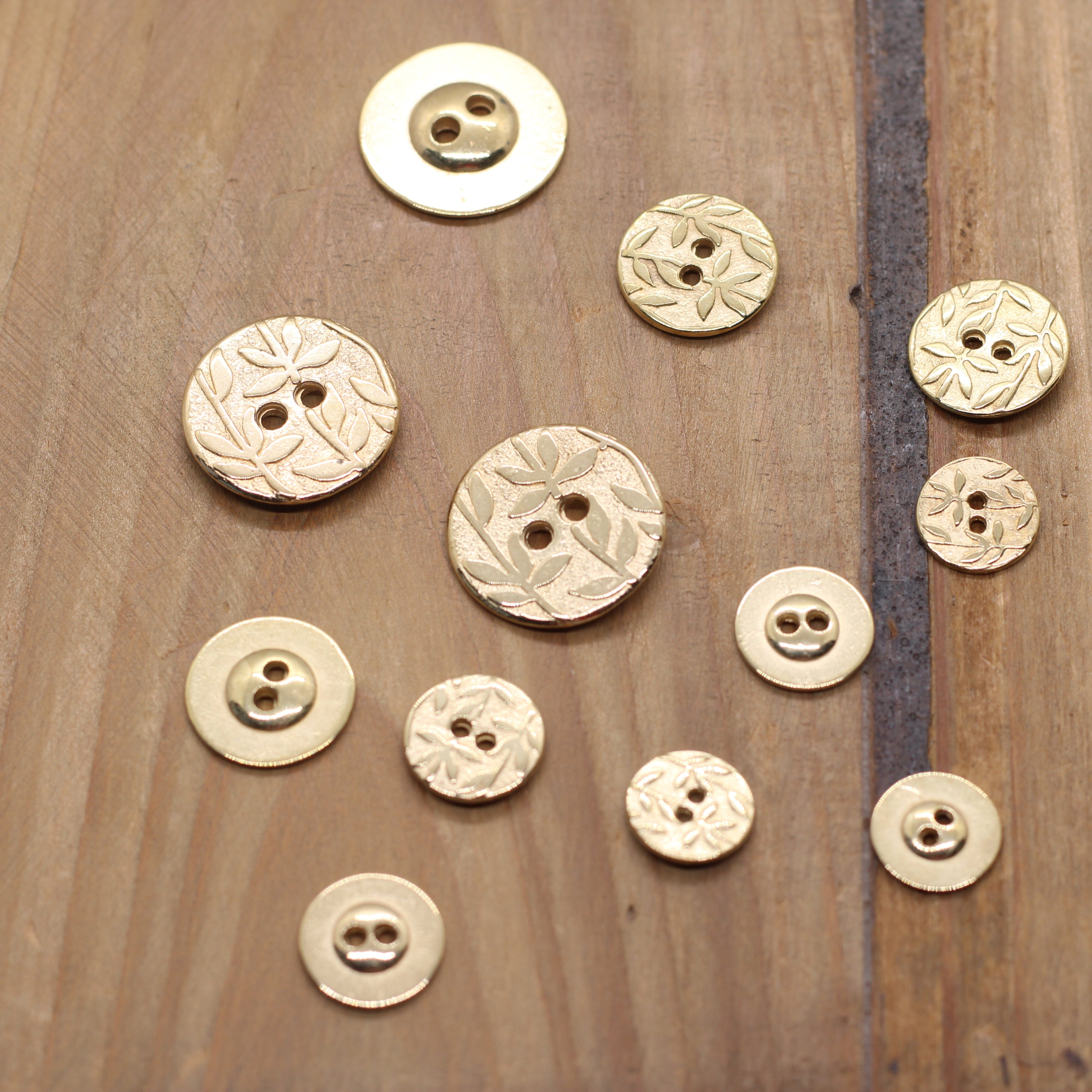 Bouton métallique gravé LEAVES - Doré Mercerie Sélection Gaspard & Léonie | Gaspard et Léonie Tissus en ligne et Mercerie à Toulouse