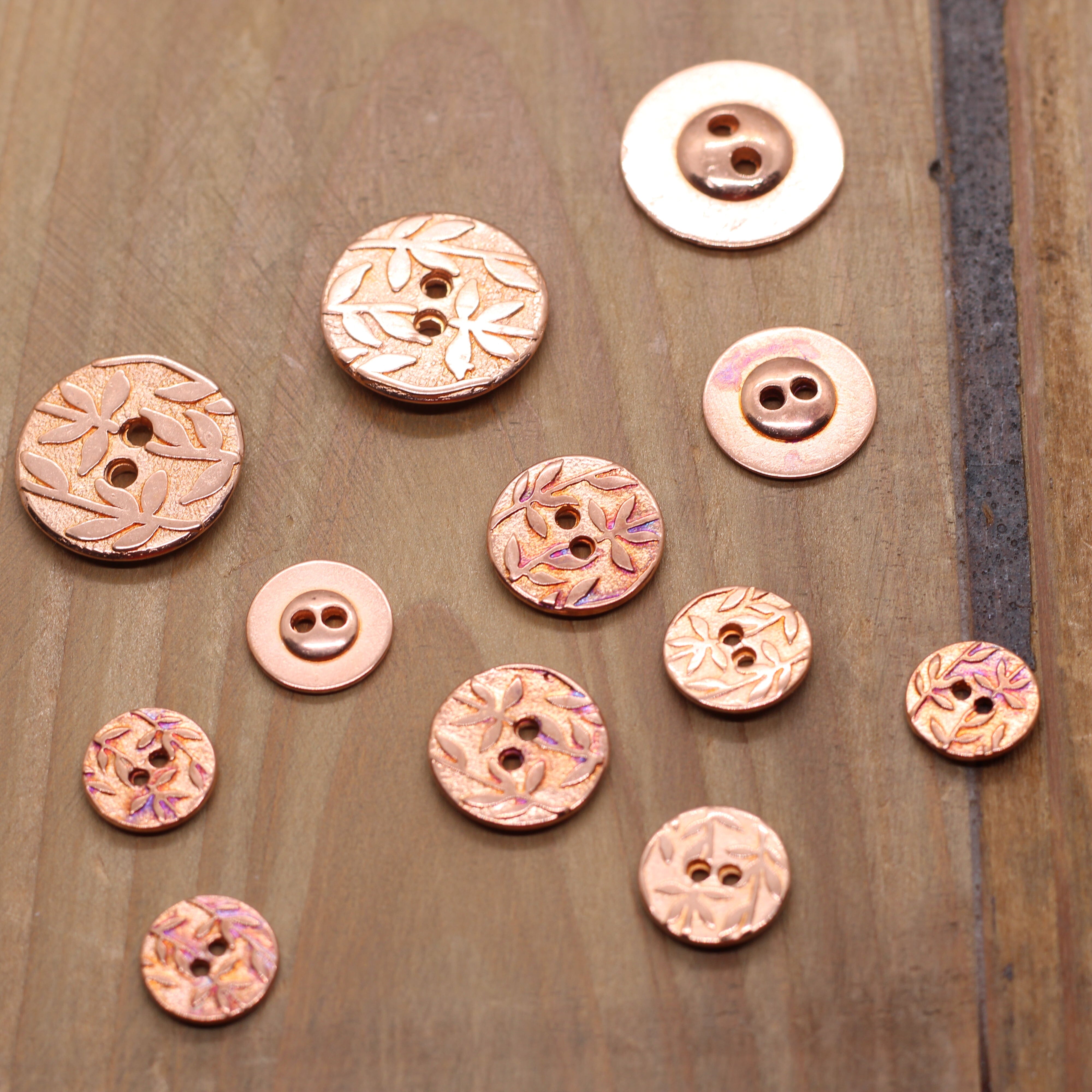 Bouton métallique gravé LEAVES - Or rose Vieilli Mercerie Sélection Gaspard & Léonie | Gaspard et Léonie Tissus en ligne et Mercerie à Toulouse