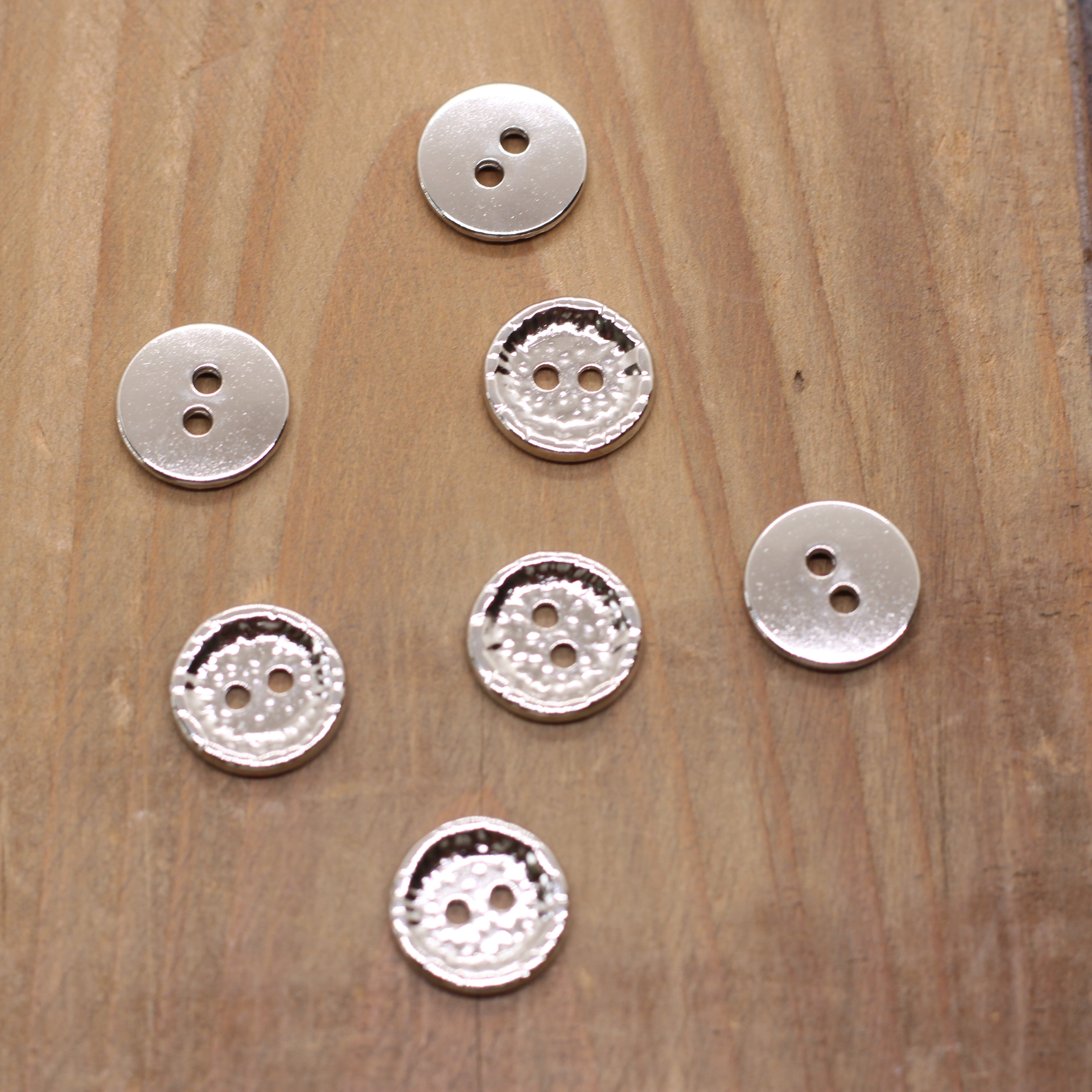 Bouton métallique martelé 11mm - Argent Mercerie Sélection Gaspard & Léonie | Gaspard et Léonie Tissus en ligne et Mercerie à Toulouse
