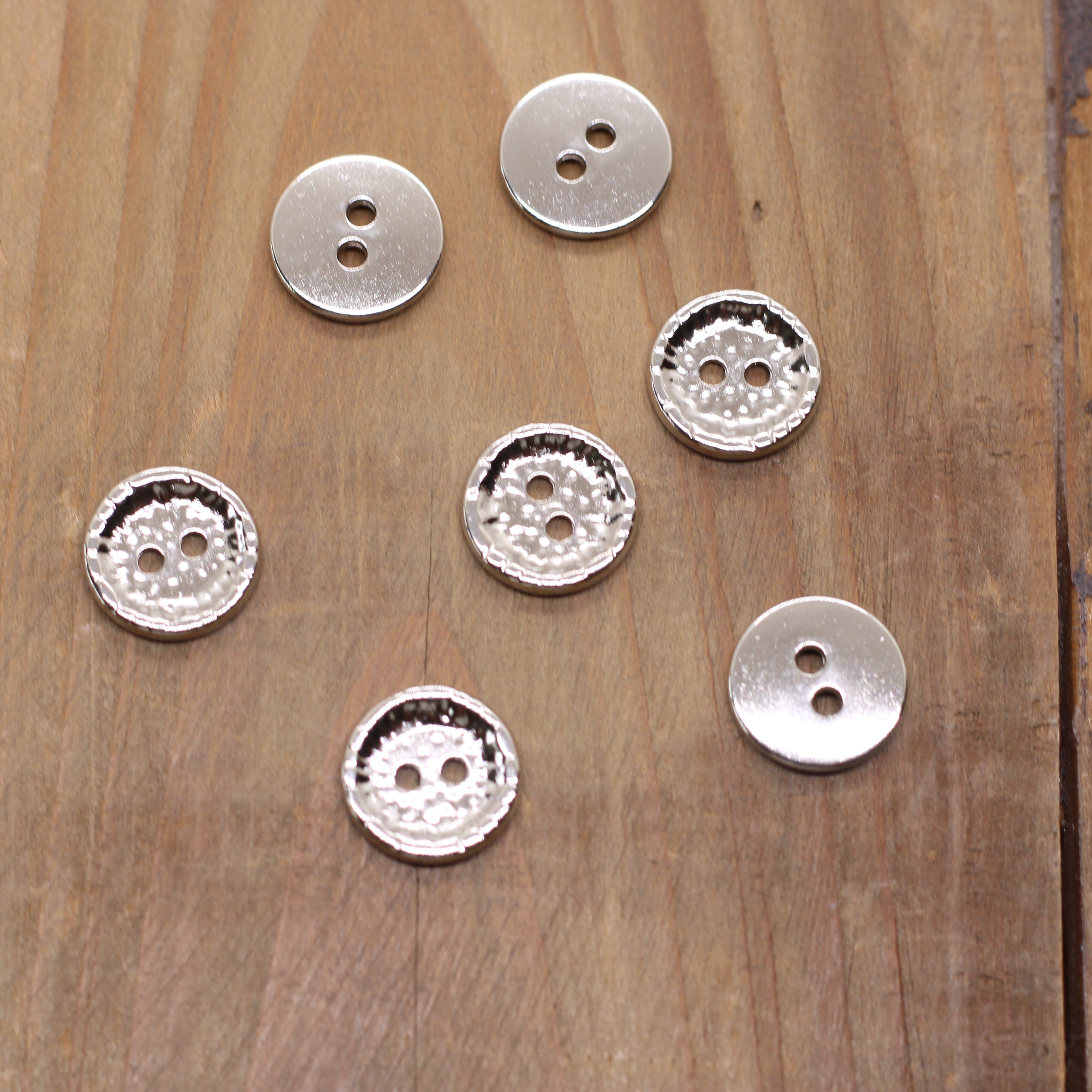 Boutons vintage en métal argenté. Lot de 20 - Loisirs créatifs Boutons vintage en métal argenté. Lot de 20 - Loisirs créatifs