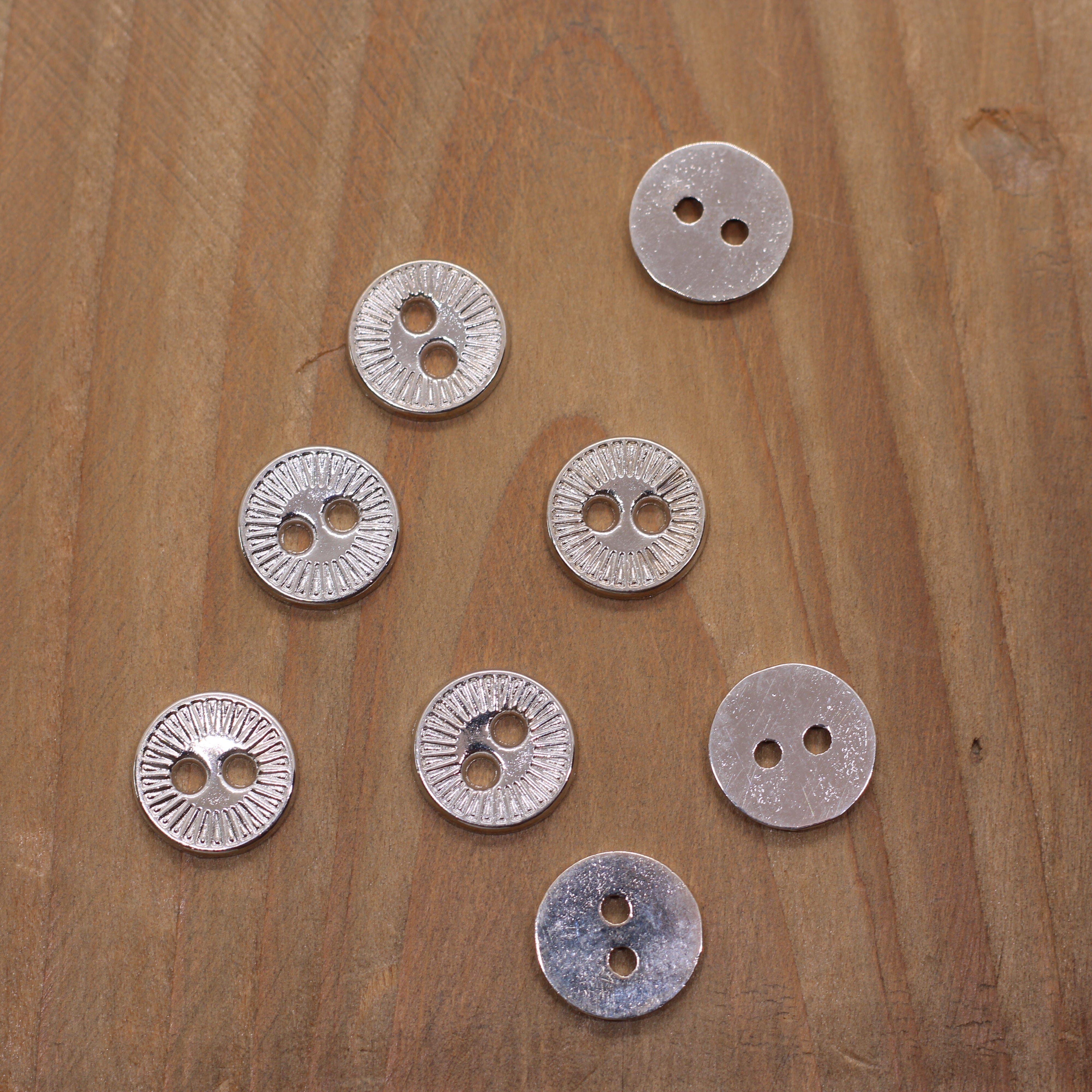 Bouton métallique SUN 10mm - Argent Mercerie Sélection Gaspard & Léonie | Gaspard et Léonie Tissus en ligne et Mercerie à Toulouse