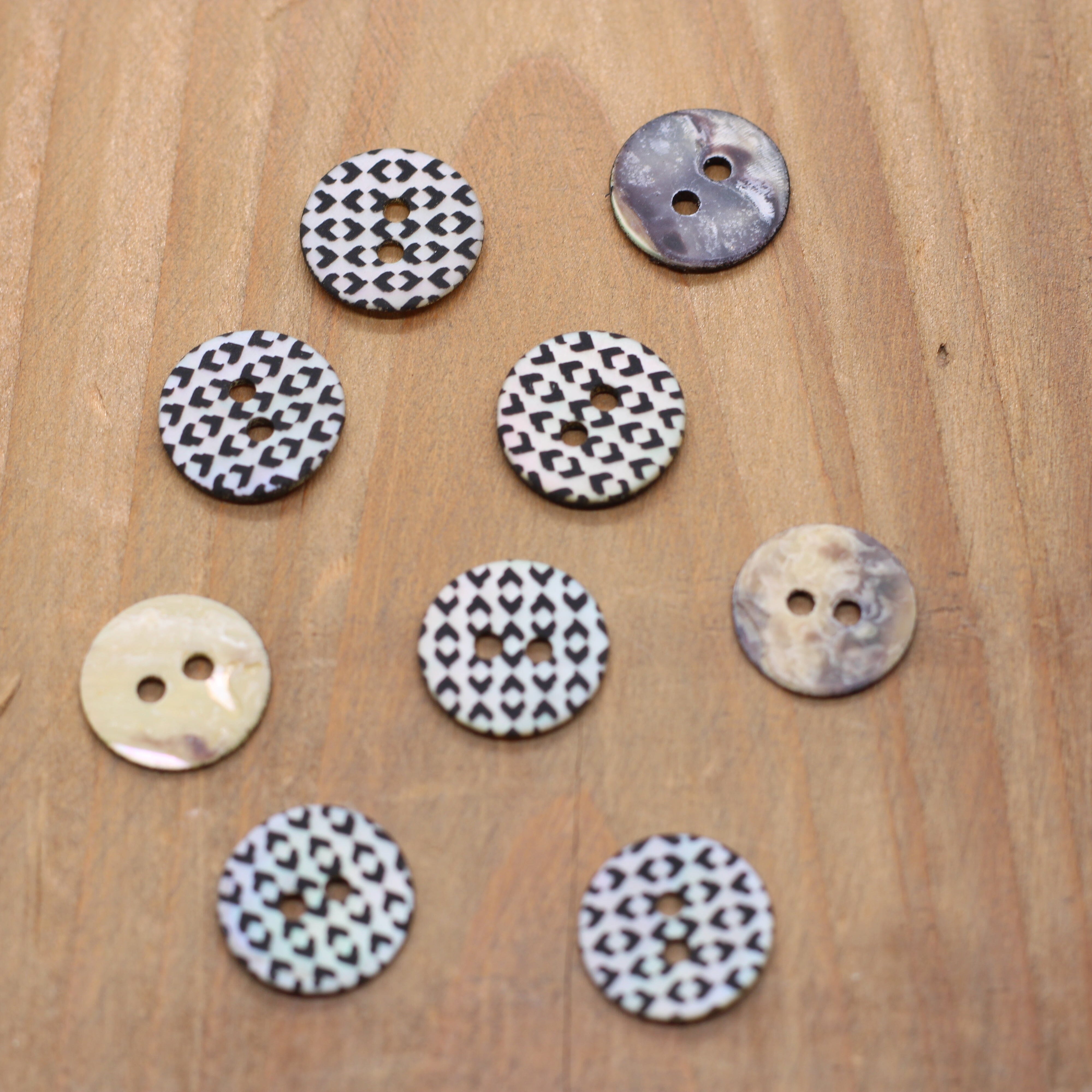 Bouton Nacre DAMIER 12mm- Noir/Gris argent Mercerie Sélection Gaspard & Léonie | Gaspard et Léonie Tissus en ligne et Mercerie à Toulouse