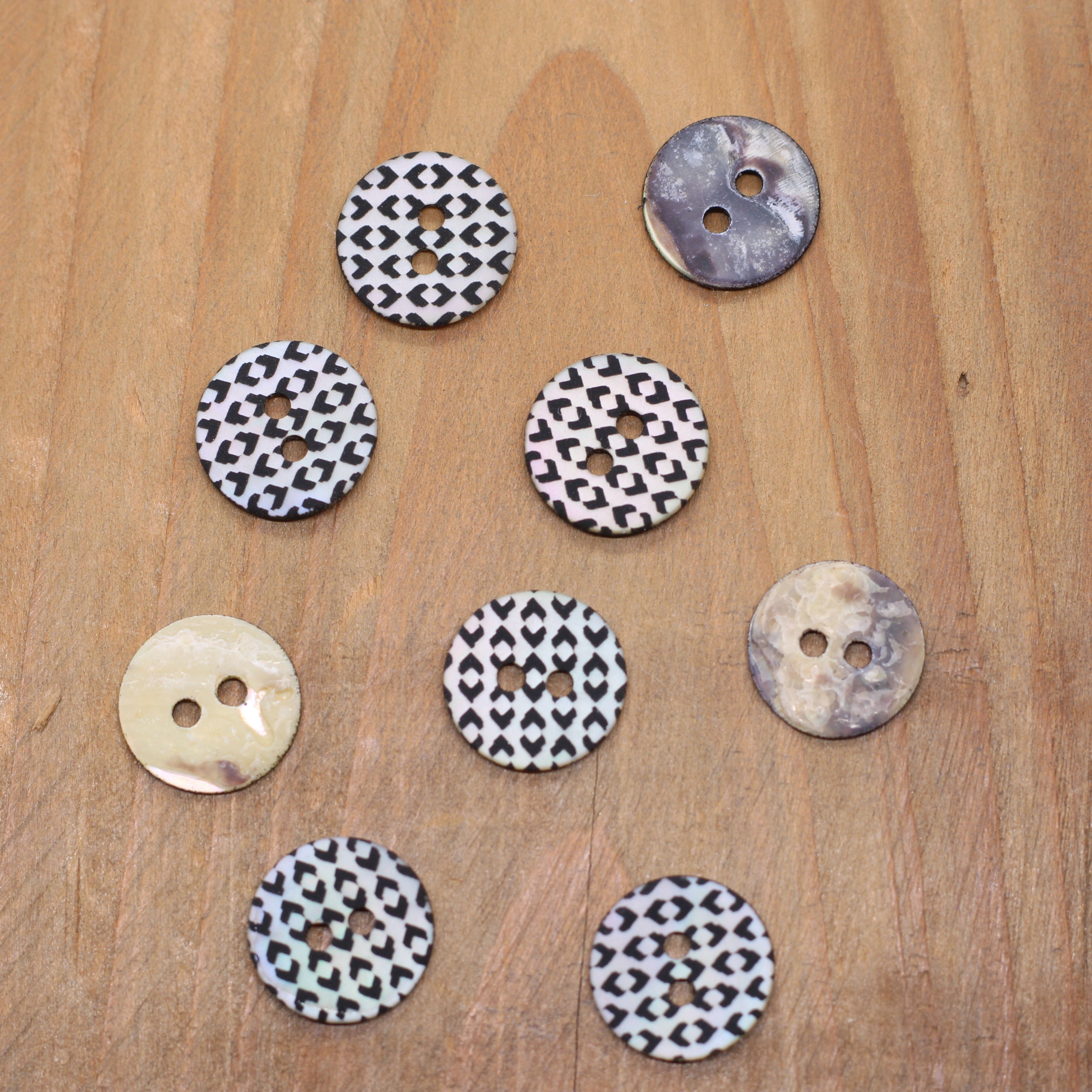 Bouton Nacre DAMIER 12mm- Noir/Gris argent Mercerie Sélection Gaspard & Léonie | Gaspard et Léonie Tissus en ligne et Mercerie à Toulouse