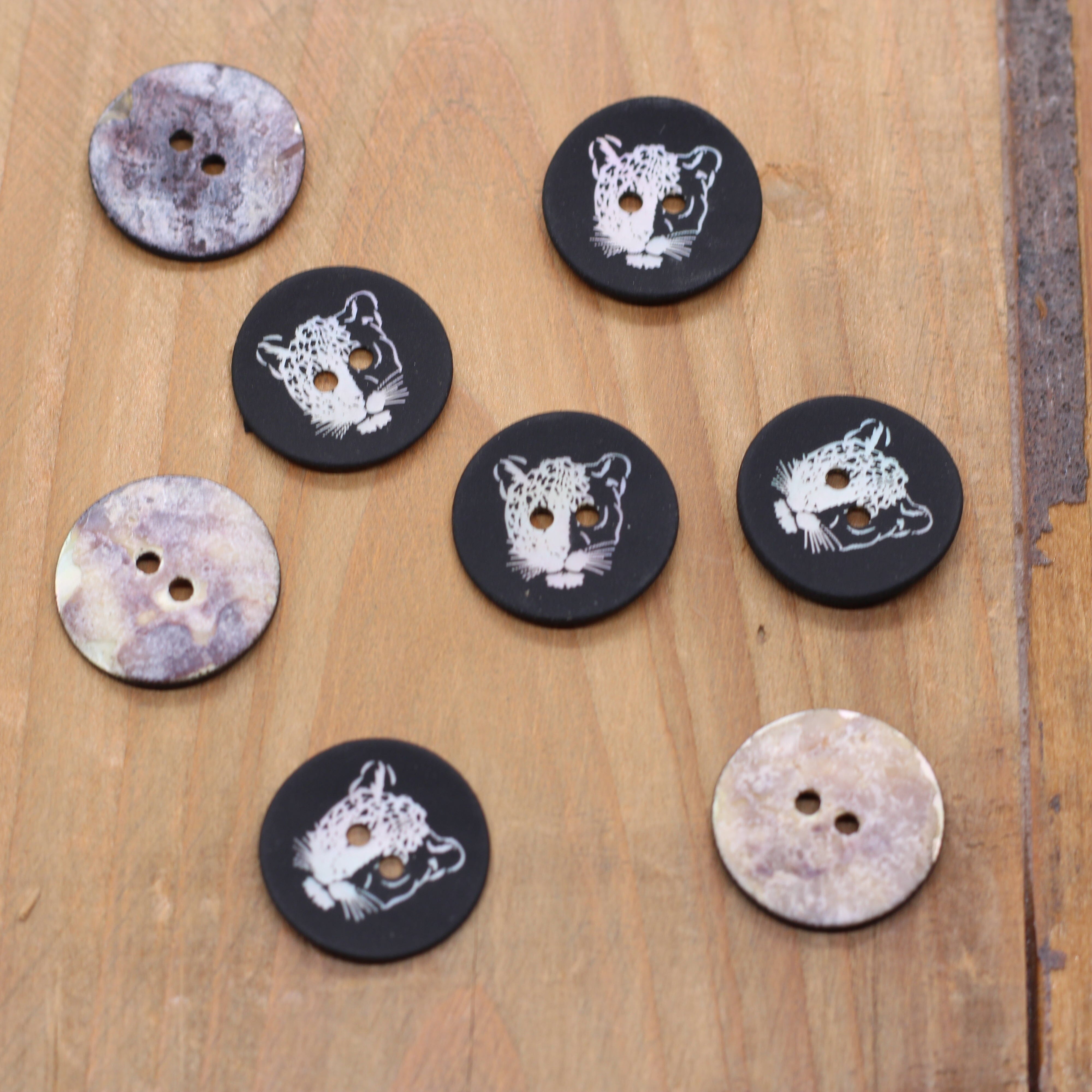 Bouton Nacre TIGRE 18mm- Noir Mercerie Sélection Gaspard & Léonie | Gaspard et Léonie Tissus en ligne et Mercerie à Toulouse