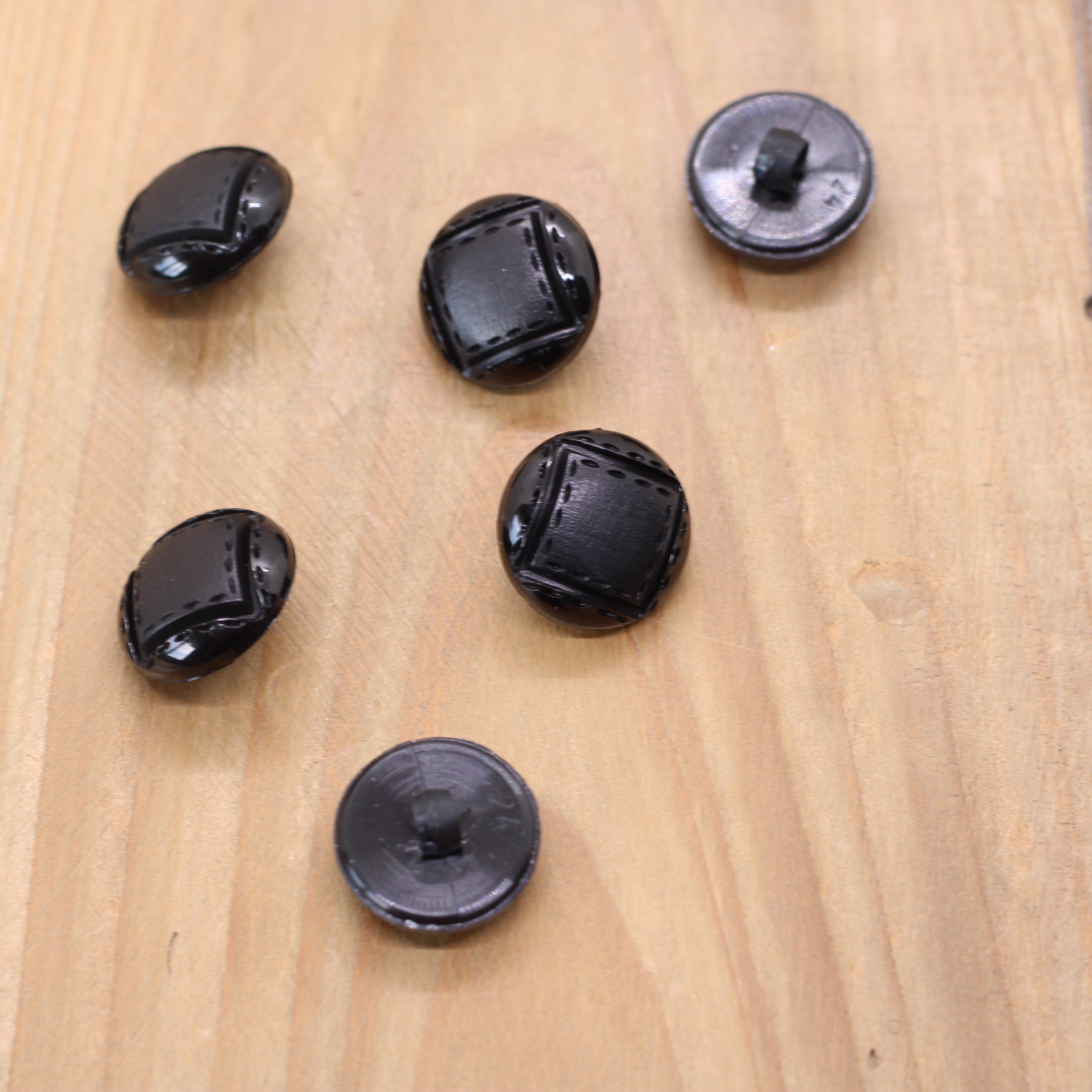 Bouton noir 15mm CLUB - Noir Mercerie Sélection Gaspard & Léonie | Gaspard et Léonie Tissus en ligne et Mercerie à Toulouse