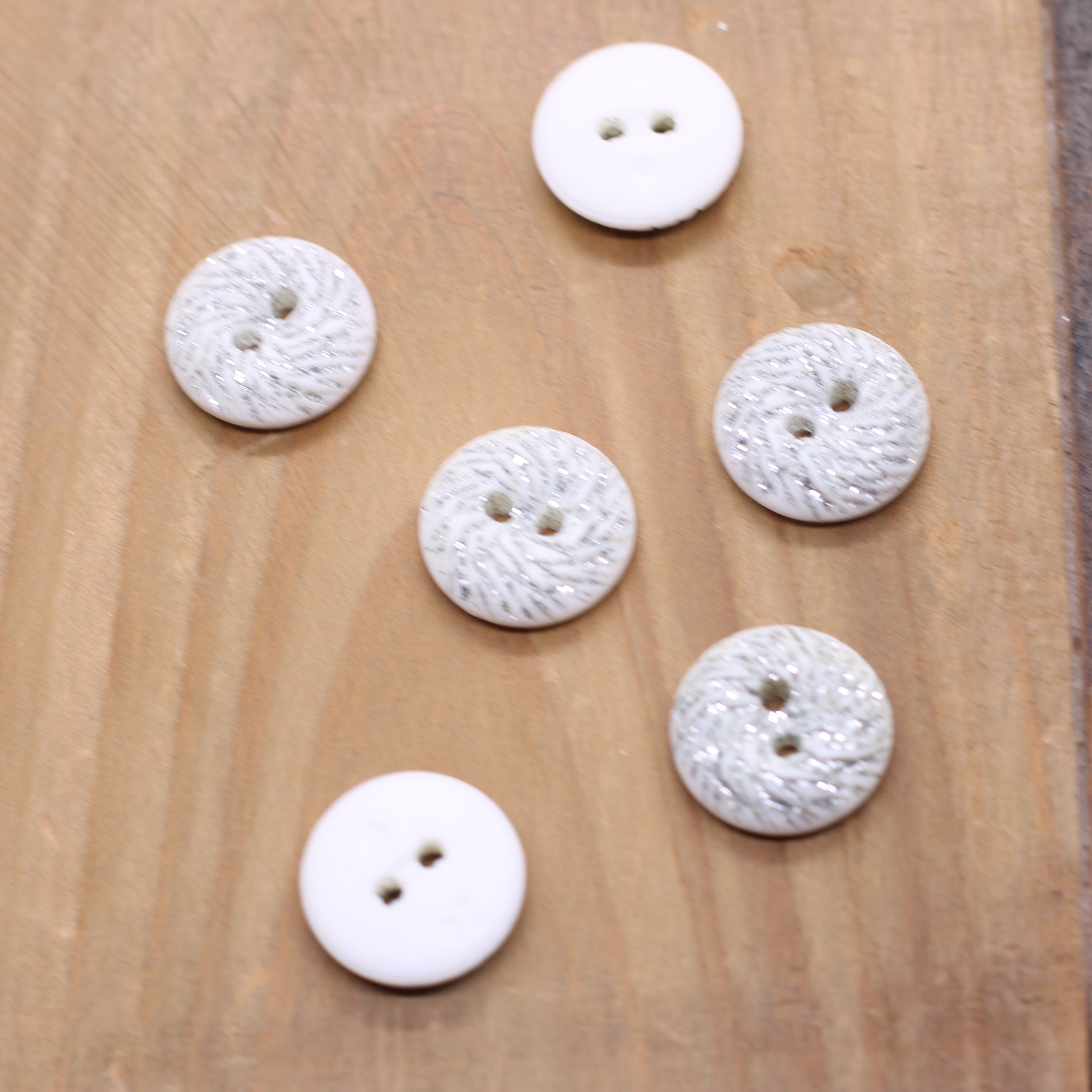 Bouton pailleté 15mm SNOW - Blanc Mercerie Sélection Gaspard & Léonie | Gaspard et Léonie Tissus en ligne et Mercerie à Toulouse