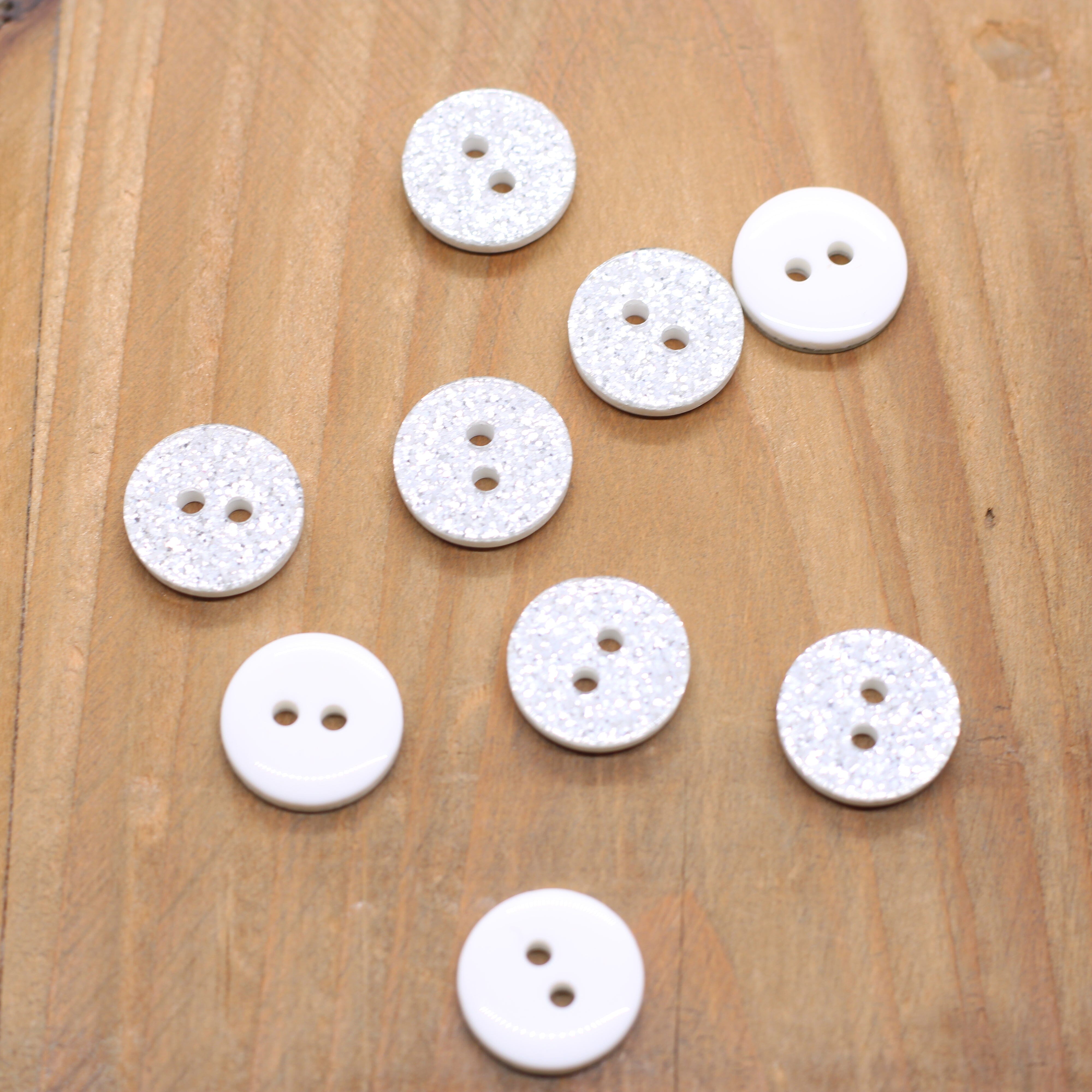 Bouton rond pailleté 13mm - Argenté/Blanc Mercerie Sélection Gaspard & Léonie | Gaspard et Léonie Tissus en ligne et Mercerie à Toulouse