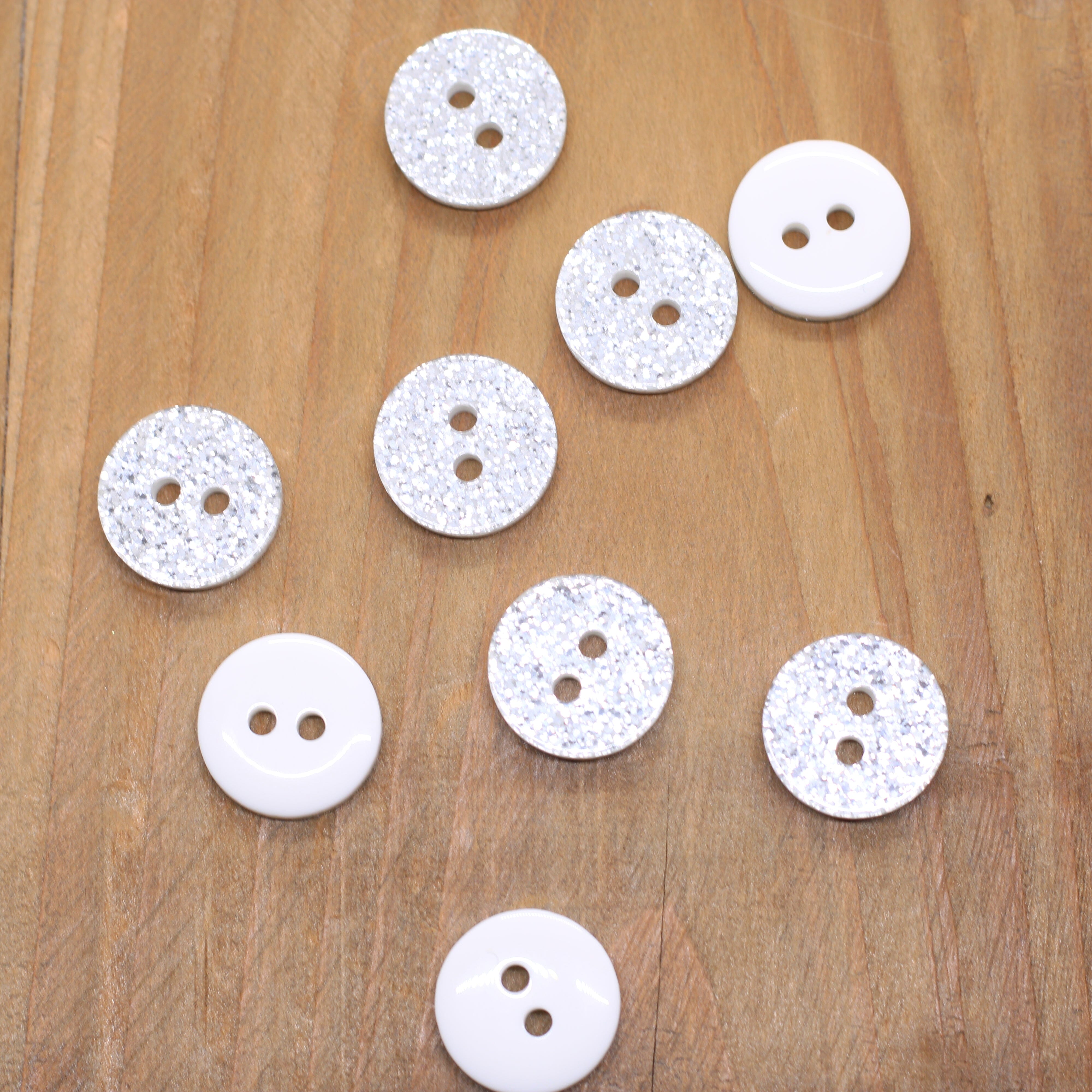 Bouton rond pailleté 13mm - Argenté/Blanc Mercerie Sélection Gaspard & Léonie | Gaspard et Léonie Tissus en ligne et Mercerie à Toulouse