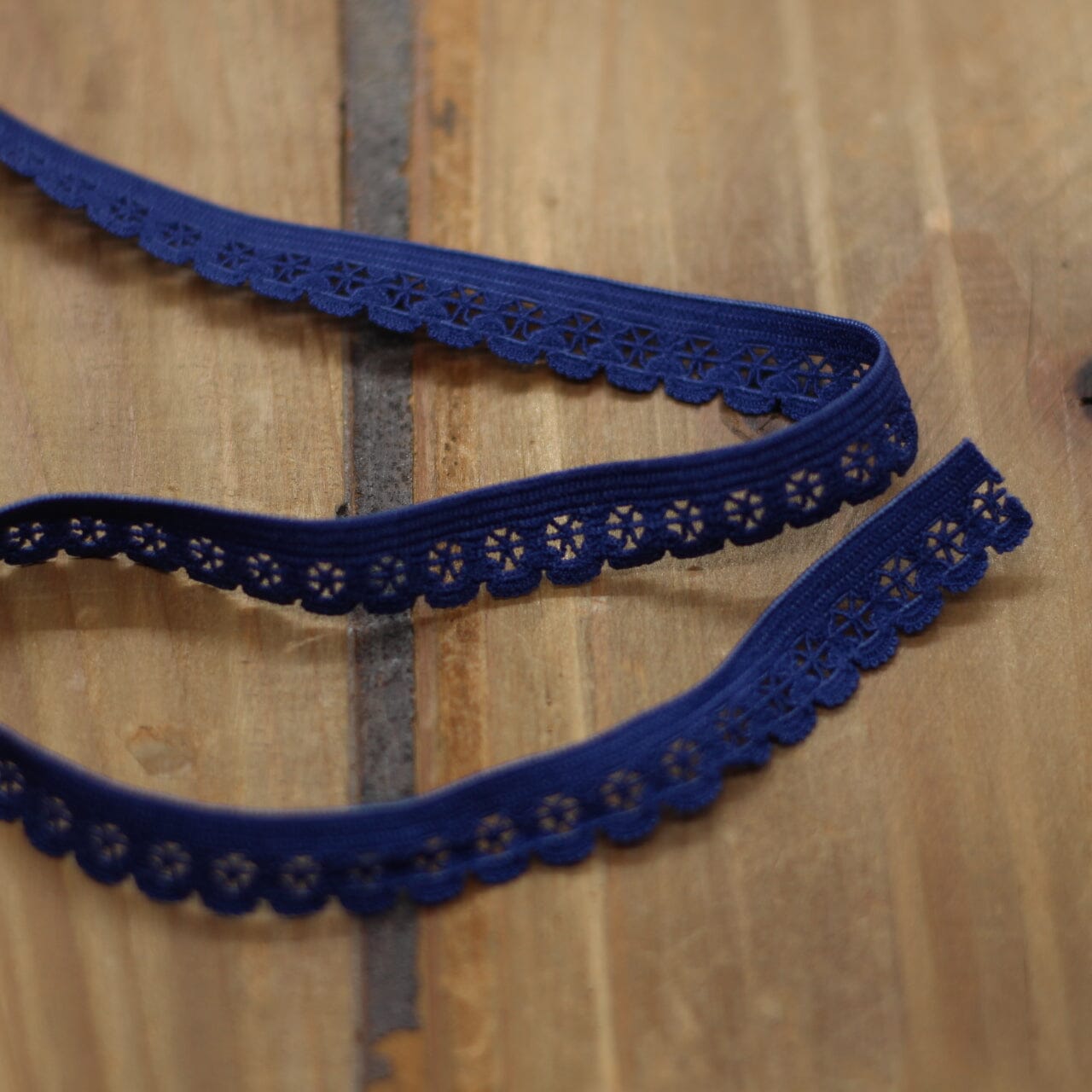 Elastique Dentelle à picots lingerie 13mm - Bleu marine (vendu x10cm) Mercerie Sélection Gaspard & Léonie | Gaspard et Léonie Tissus en ligne et Mercerie à Toulouse