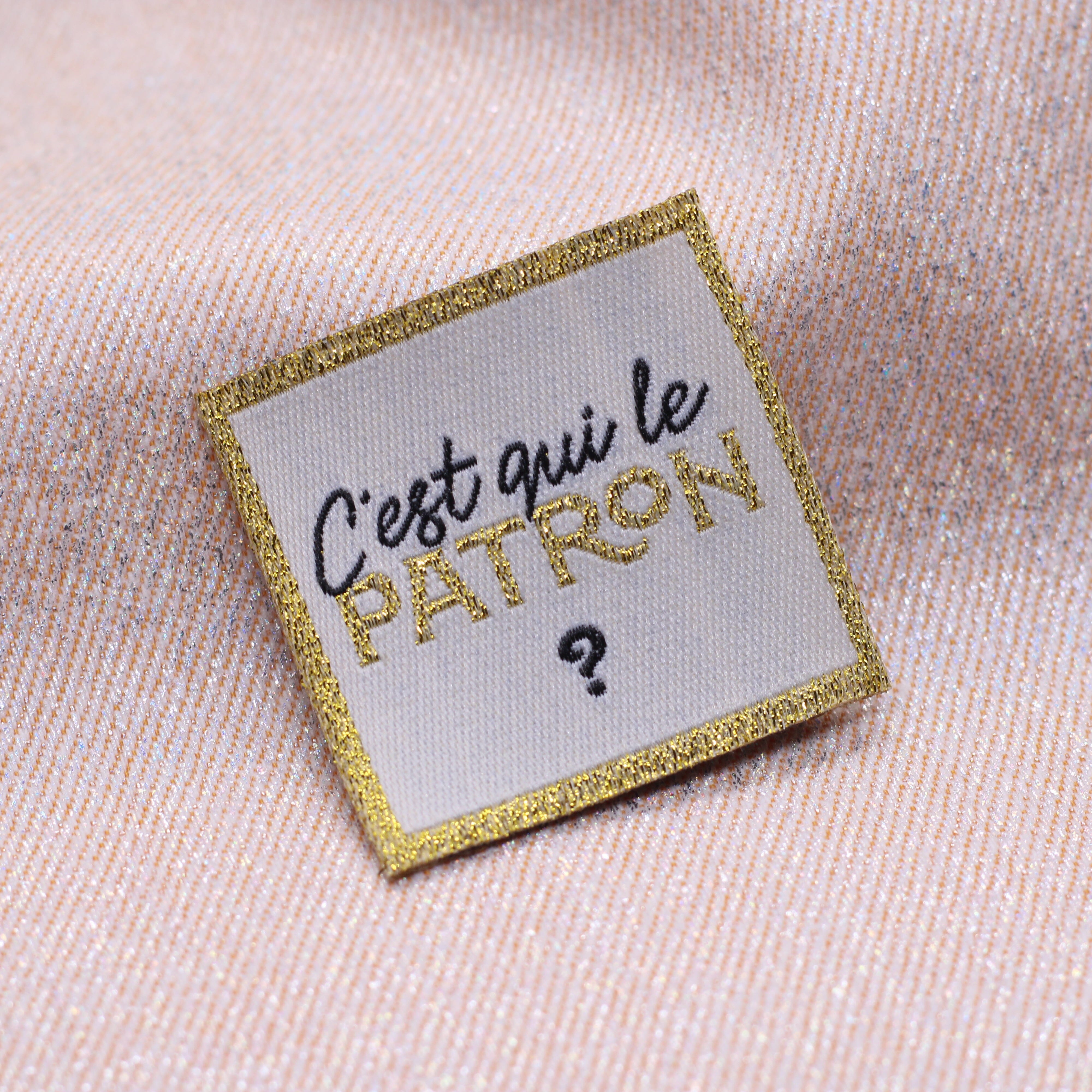 Etiquette tissée - "C'EST QUI LE PATRON ?" - BOHIN Etiquettes à coudre Bohin | Gaspard et Léonie Tissus en ligne et Mercerie à Toulouse