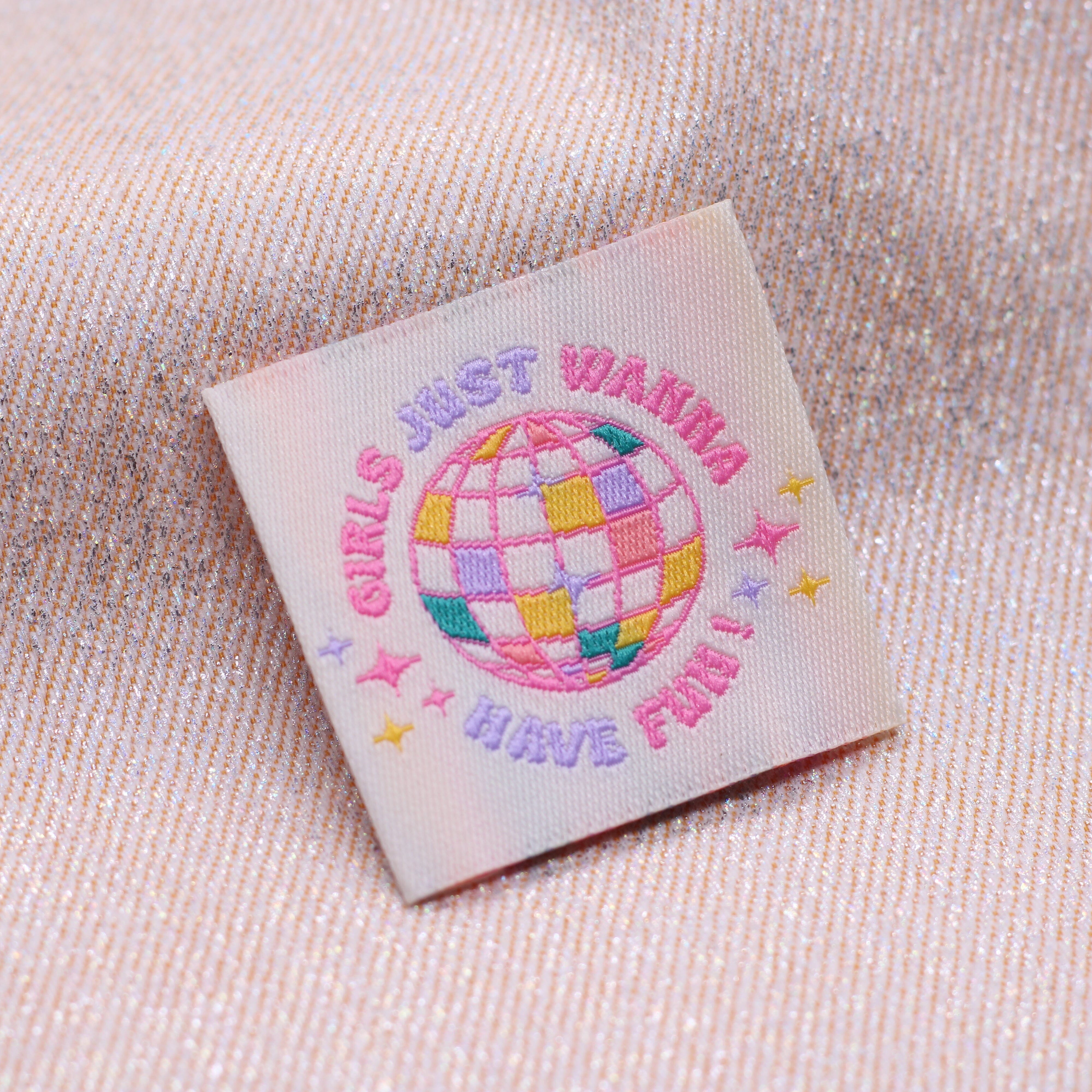 Etiquette tissée - "GIRLS JUST WANNA HAVE FUN " - BOHIN Etiquettes à coudre Bohin | Gaspard et Léonie Tissus en ligne et Mercerie à Toulouse