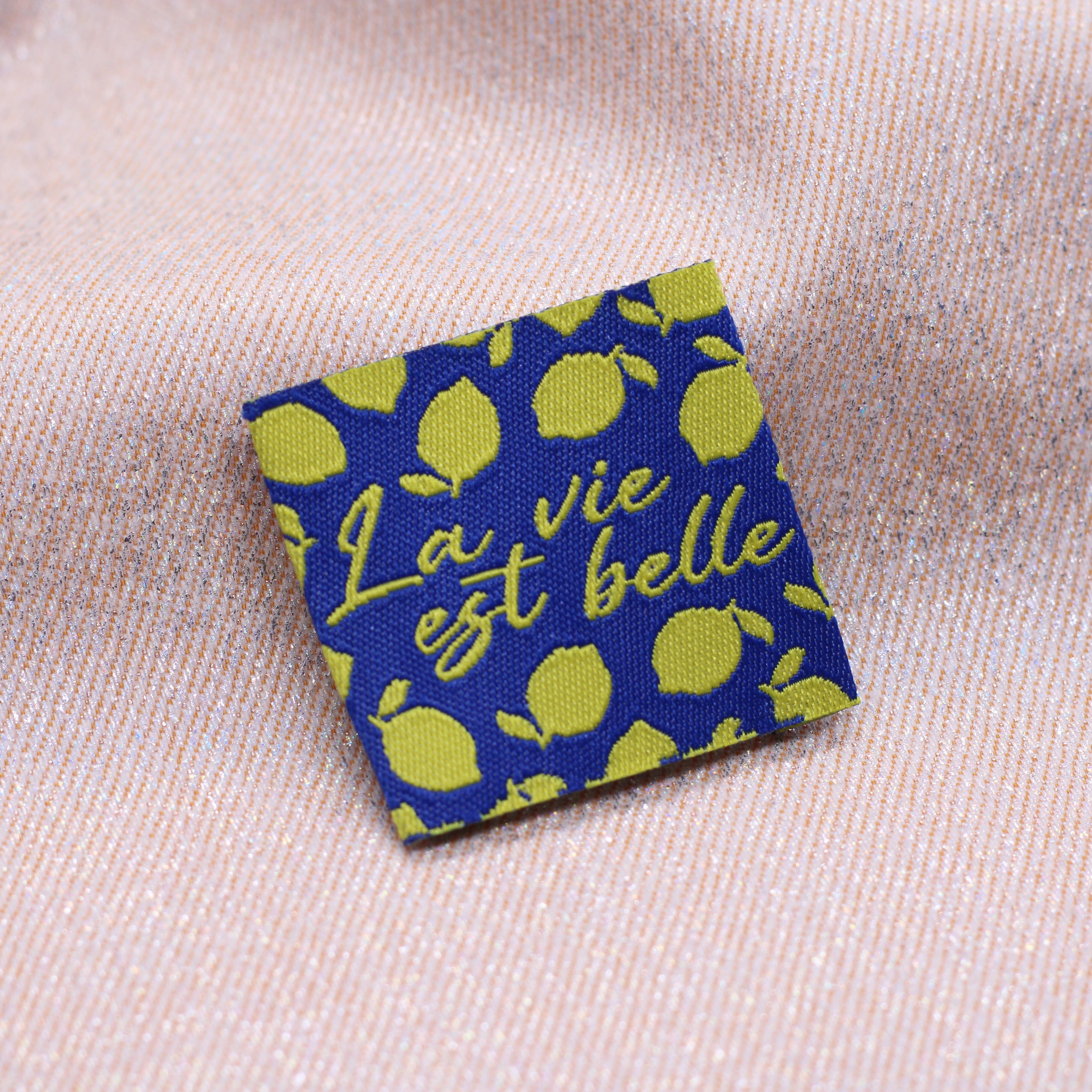 Etiquette tissée - "LA VIE EST BELLE" - BOHIN Etiquettes à coudre Bohin | Gaspard et Léonie Tissus en ligne et Mercerie à Toulouse
