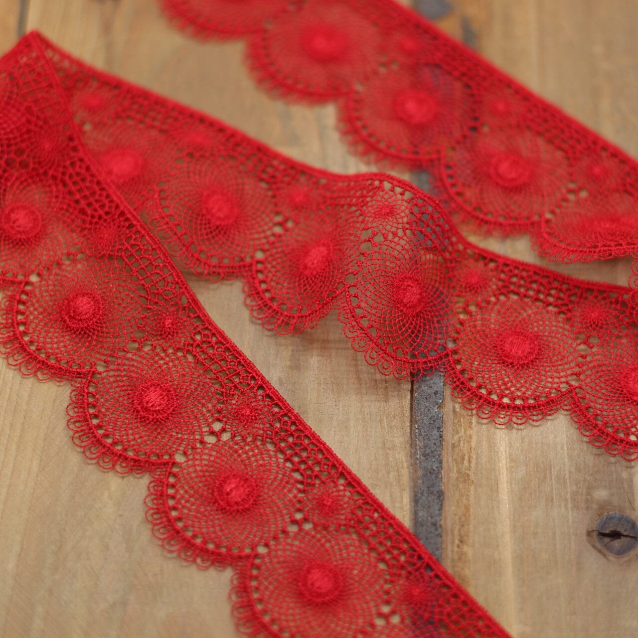 Guipure Dentelle - Rouge - 40mm (Vendu x10cm) Mercerie L'atelier de Gaspard et Léonie | Gaspard et Léonie Tissus en ligne et Mercerie à Toulouse