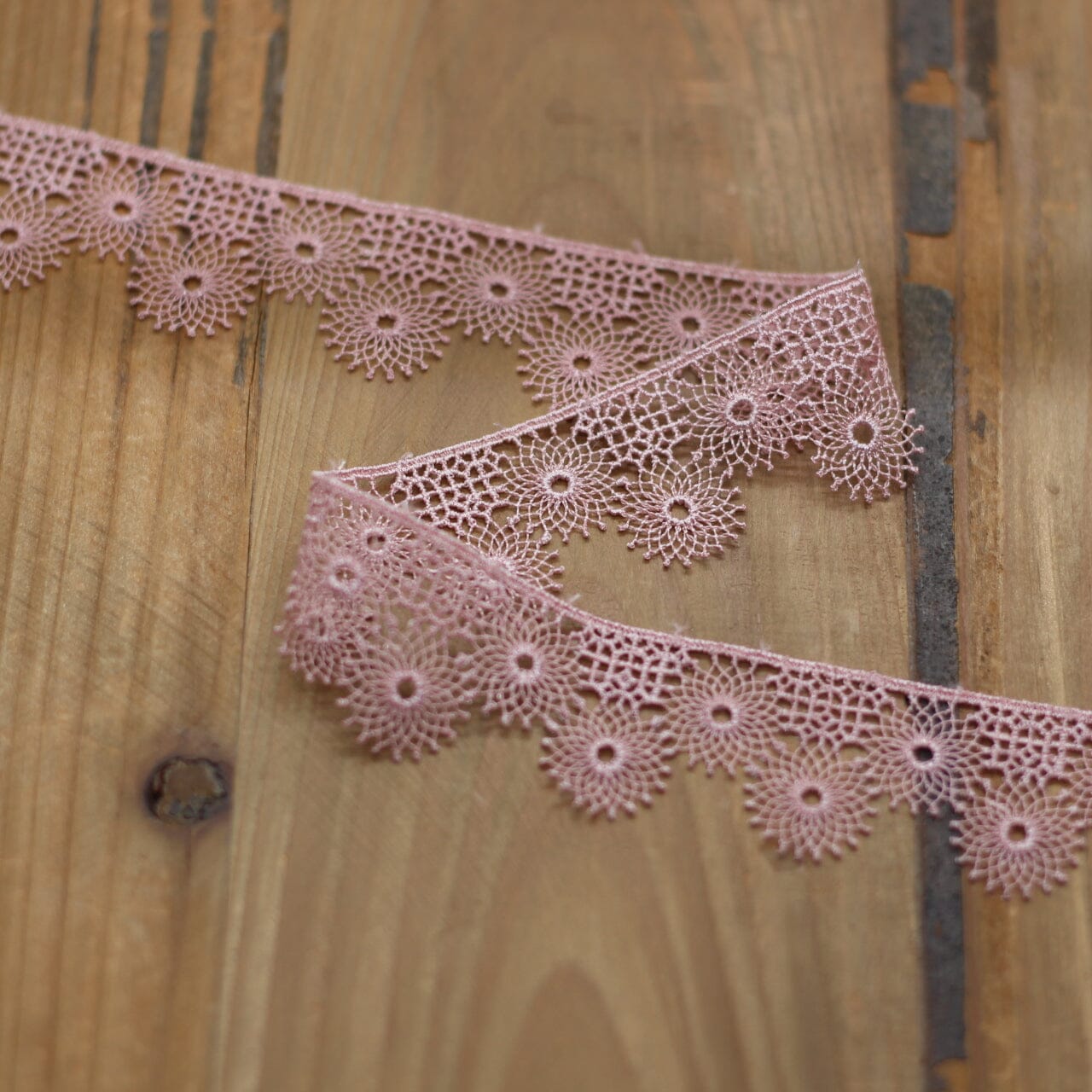 Guipure Dentelle - Vieux rose - 30mm (Vendu x10cm) Mercerie L'atelier de Gaspard et Léonie | Gaspard et Léonie Tissus en ligne et Mercerie à Toulouse