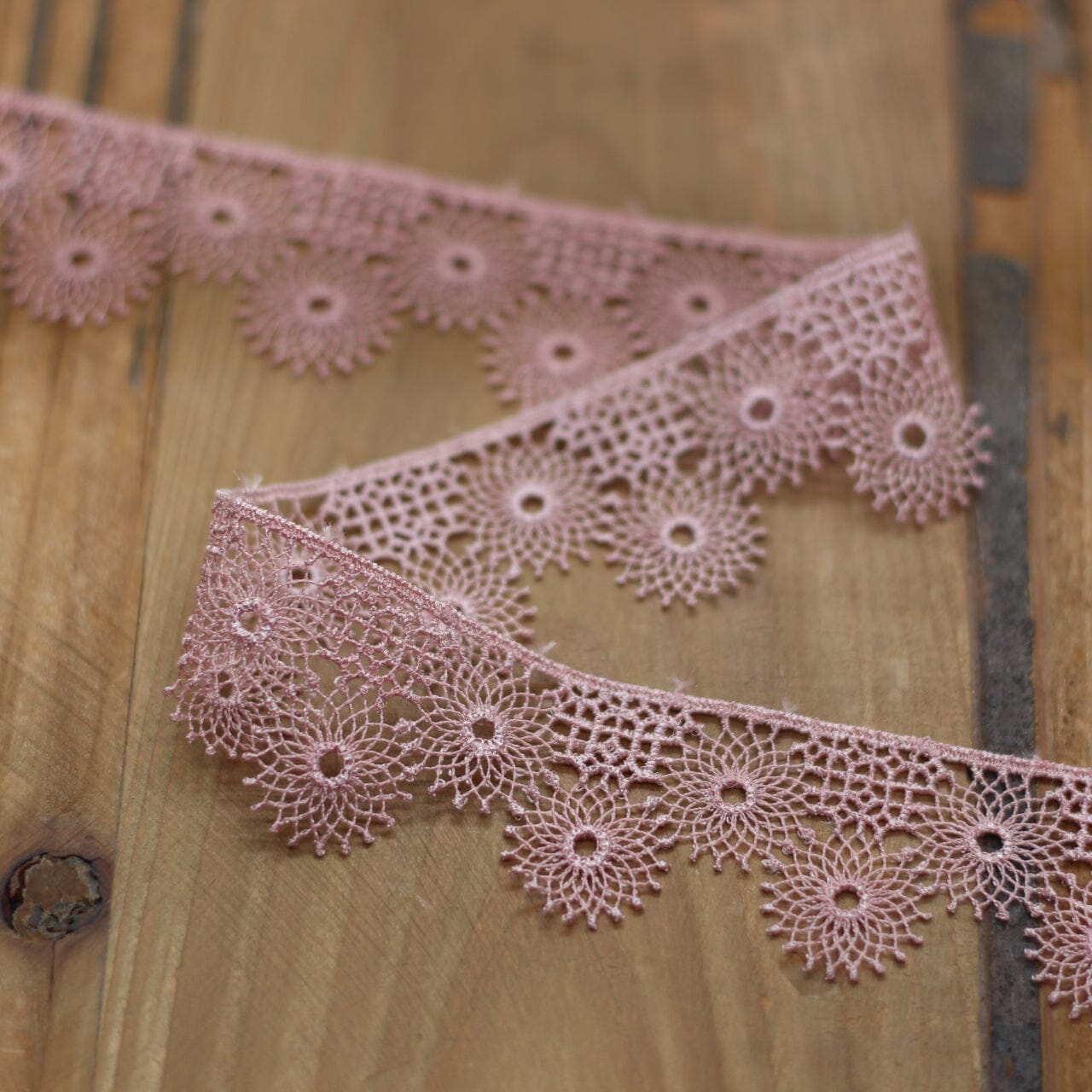 Guipure Dentelle - Vieux rose - 30mm (Vendu x10cm) Mercerie L'atelier de Gaspard et Léonie | Gaspard et Léonie Tissus en ligne et Mercerie à Toulouse