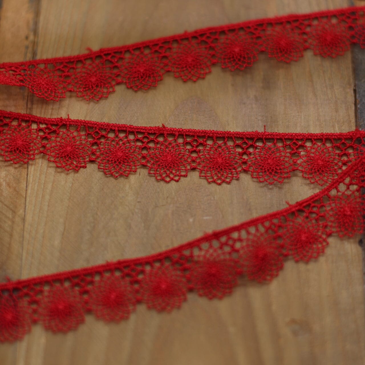 Guipure Ruban Dentelle - Rouge - 16mm (Vendu x10cm) Mercerie L'atelier de Gaspard et Léonie | Gaspard et Léonie Tissus en ligne et Mercerie à Toulouse