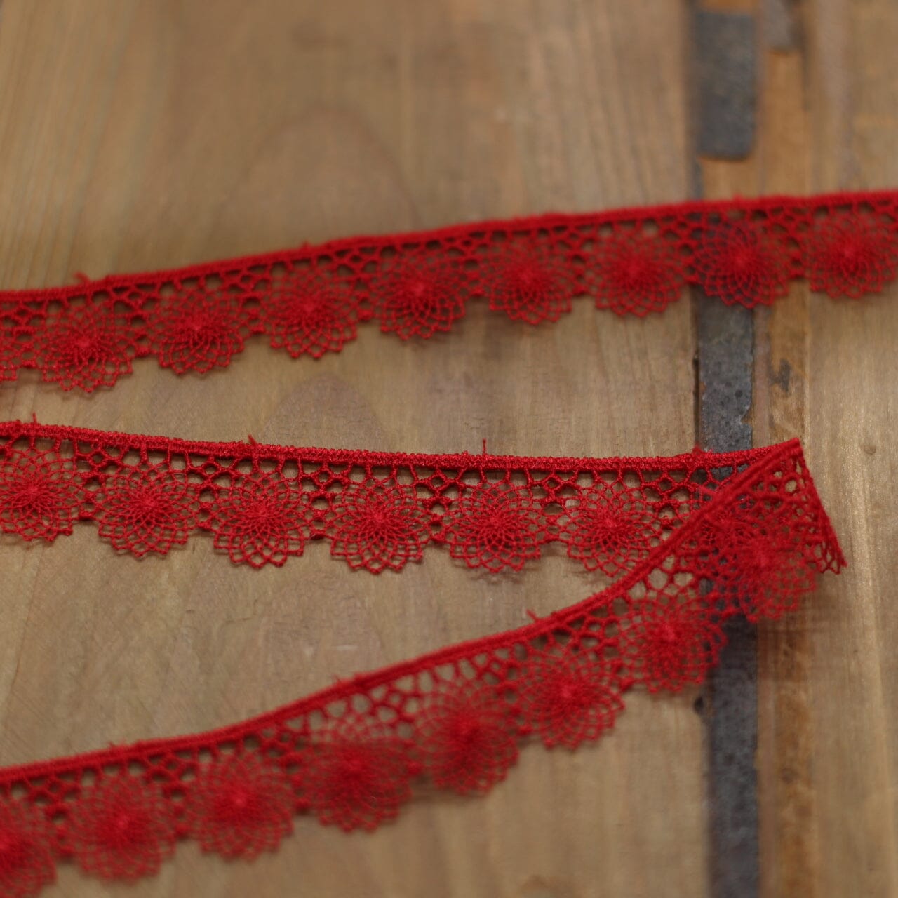 Guipure Ruban Dentelle - Rouge - 16mm (Vendu x10cm) Mercerie L'atelier de Gaspard et Léonie | Gaspard et Léonie Tissus en ligne et Mercerie à Toulouse