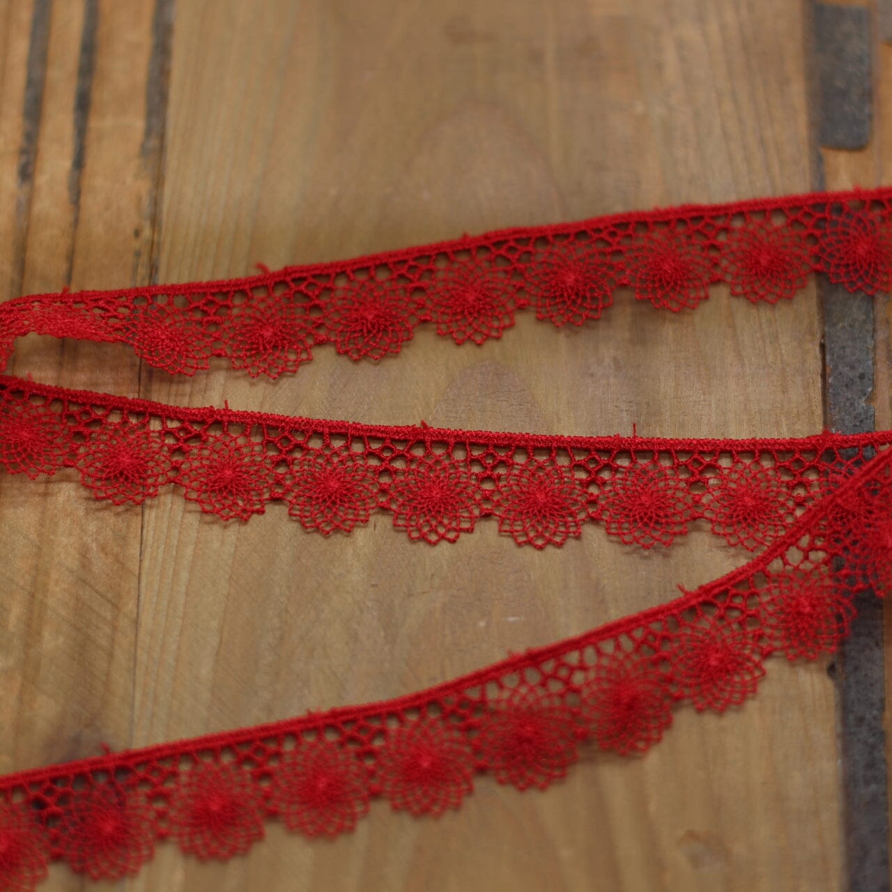 Guipure Ruban Dentelle - Rouge - 16mm (Vendu x10cm) Mercerie L'atelier de Gaspard et Léonie | Gaspard et Léonie Tissus en ligne et Mercerie à Toulouse