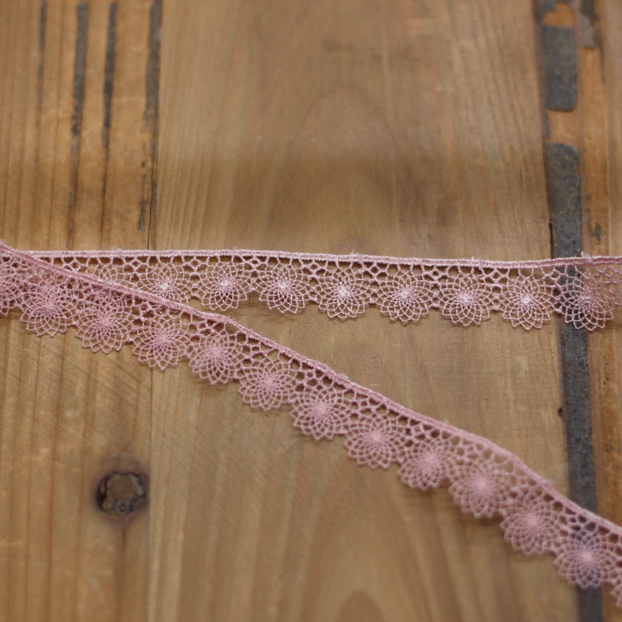 Guipure Ruban Dentelle - Vieux rose - 16mm (Vendu x10cm) Mercerie L'atelier de Gaspard et Léonie | Gaspard et Léonie Tissus en ligne et Mercerie à Toulouse