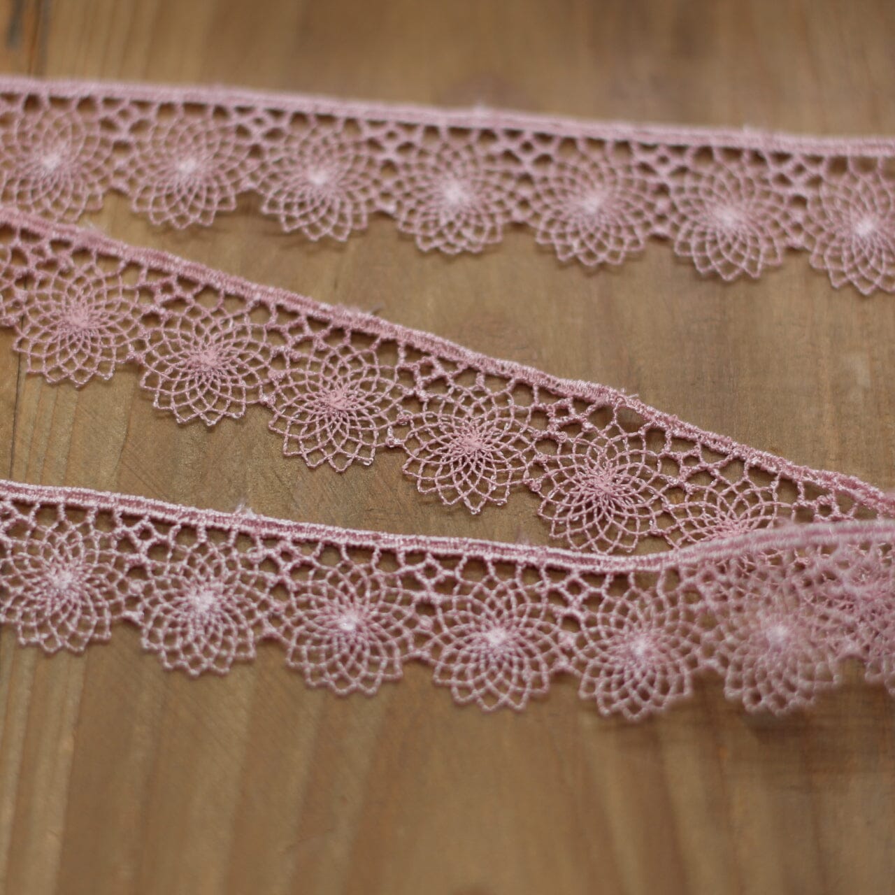Guipure Ruban Dentelle - Vieux rose - 16mm (Vendu x10cm) Mercerie L'atelier de Gaspard et Léonie | Gaspard et Léonie Tissus en ligne et Mercerie à Toulouse