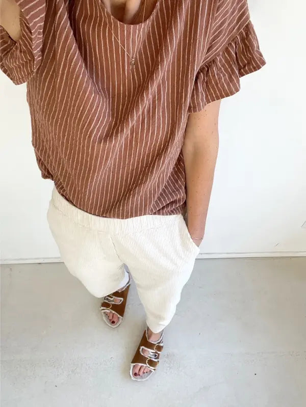 La blouse à volants- Patron de couture pochette - MAISON ESSENTIELLE Patron de couture MAISON ESSENTIELLE | Gaspard et Léonie Tissus en ligne et Mercerie à Toulouse