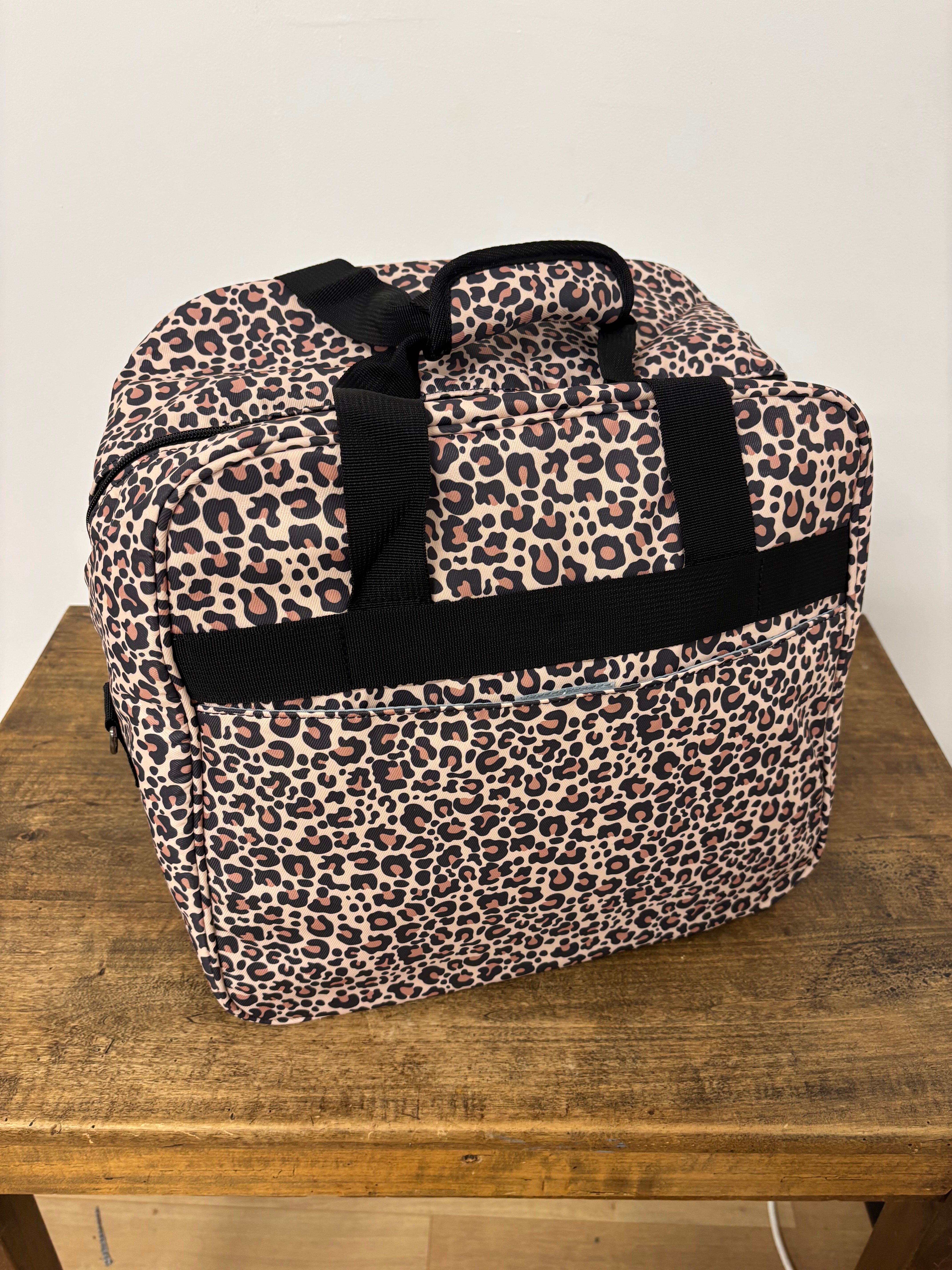 Sac de transport / rangement - Surjeteuse - LEOPARD Surjeteuse Sélection Gaspard & Léonie | Gaspard et Léonie Tissus en ligne et Mercerie à Toulouse