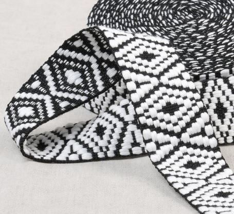 Sangle Fantaisie Ethnique 38mm Noir/Blanc (Vendu x10cm) Sélection Gaspard & Léonie | Gaspard et Léonie Tissus en ligne et Mercerie à Toulouse