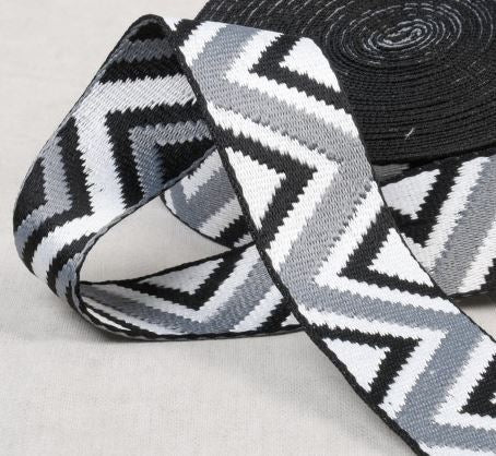 Sangle Fantaisie Ethnique chevrons 38mm Noir/Blanc/Gris (Vendu x10cm) Sélection Gaspard & Léonie | Gaspard et Léonie Tissus en ligne et Mercerie à Toulouse
