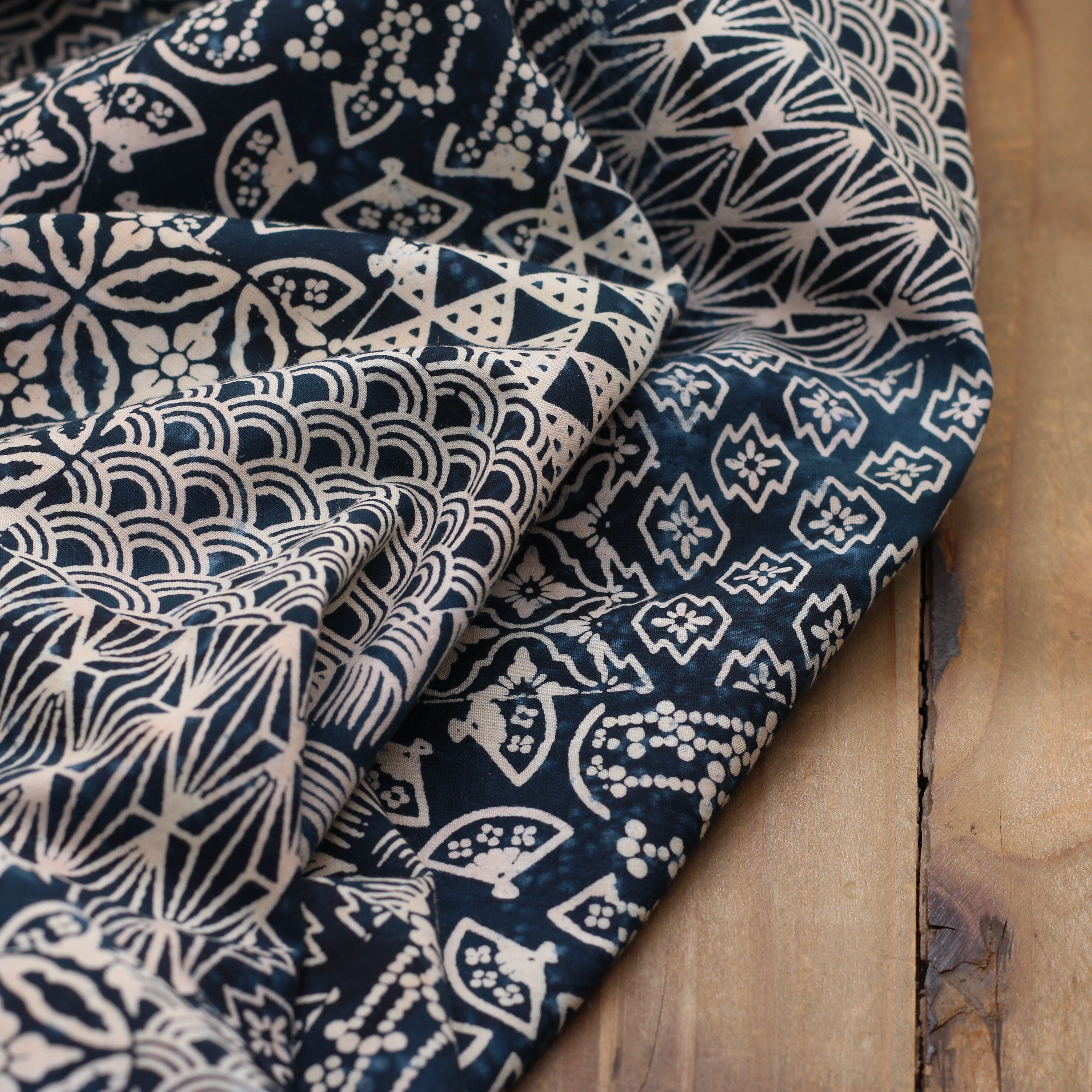 Tissu Coton Batik #23 - Marine (Vendu x10cm) Tissus Sélection Gaspard & Léonie | Gaspard et Léonie Tissus en ligne et Mercerie à Toulouse